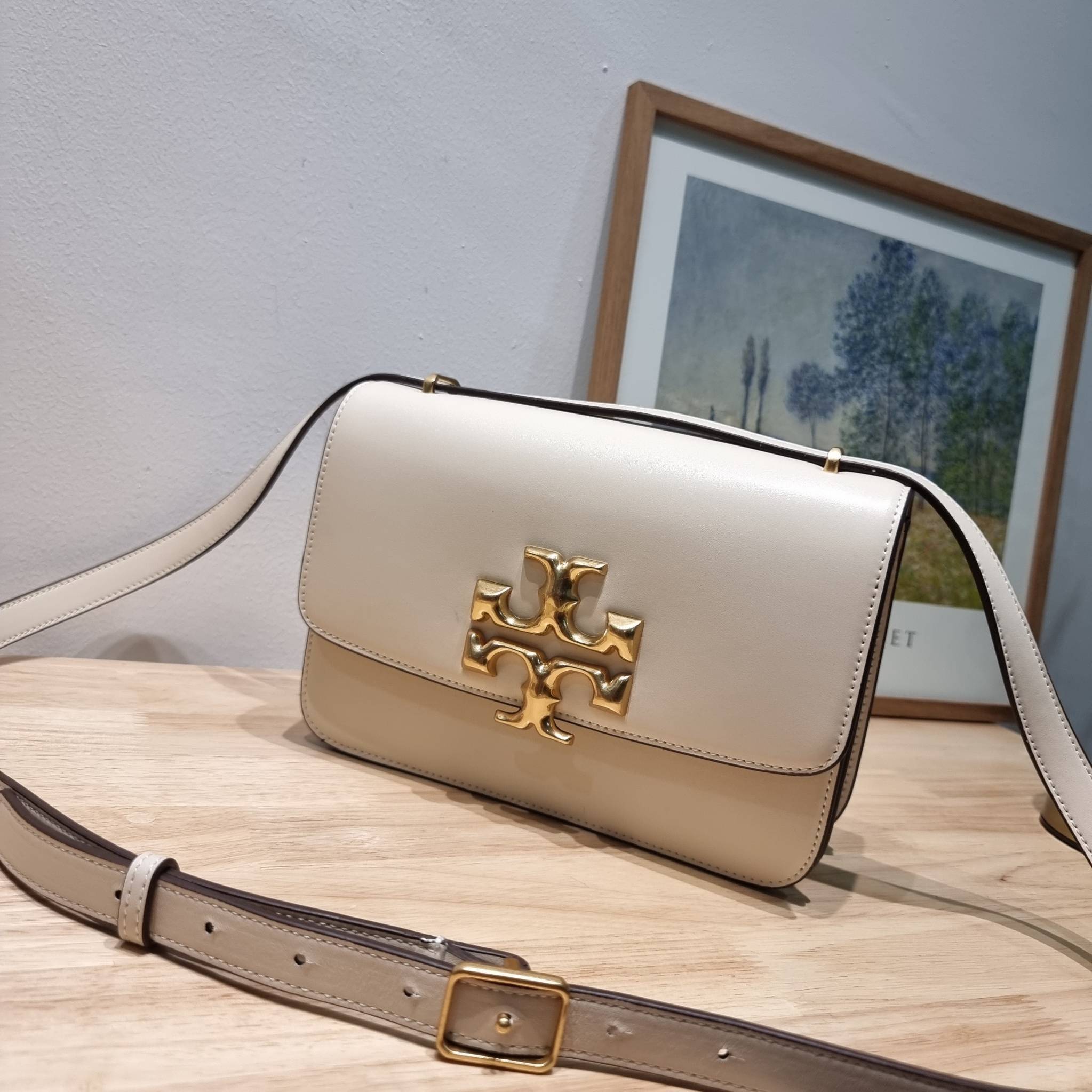 Tory Burch Bag / TORY BURCH ELEANOR CONVERTIBLE SHOULDER BAG รุ่นยอดนิยม กับไซส์ใหม่ ใหญ่จุคุ้ม! กระเป๋าสะพายข้าง ดีไซน์อยู่ทรง เรียบหรู! ผู้ดีกว่าใคร เปิด-ปิดด้วยแถบแม่เหล็ก