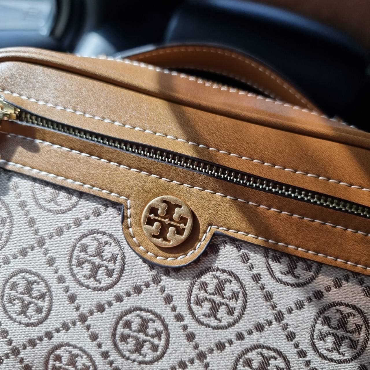 TORY BURCH T MONOGRAM JACQUARD CAMERA BAG ใหม่ล่าสุด ยังไม่เข้าช็อปไทยน้า จัดมาให้สวยเลิศก่อนใคร!! สี hazel ใหม่ หรู ผู้ดีมากๆ กระเป๋าสะพายข้างทรงกล่อง ใช้งานง่าย วัสดุ jacquard woven สลับหนังแท้ มีซิปเปิดปิดด้านหน้า และช่องหลัก ดีไซน์ออกมาให้ดูคลาสสิควิน