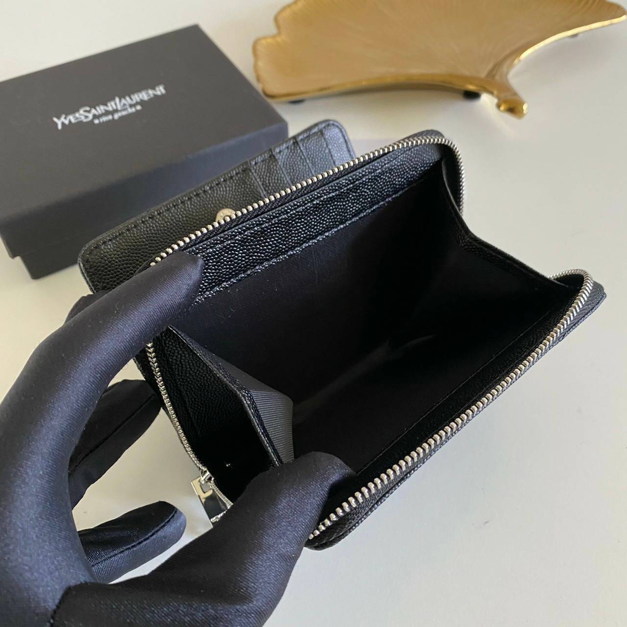 VIP GIFT 】หนังแท้ YSL Saint Laurent monogram compact zip short wallet มาแล้วจร้า ถามหากันเยอะมากๆ กระเป๋าสตางค์ใบสั้นที่ใส่แบงค์ ใส่บัตร ใส่เหรียญได้เยอะสุดๆ มีสองด้านซิปและพับ ใบเดียวครบจบเลย หนังสวยมาก ละเอียดสุดๆ