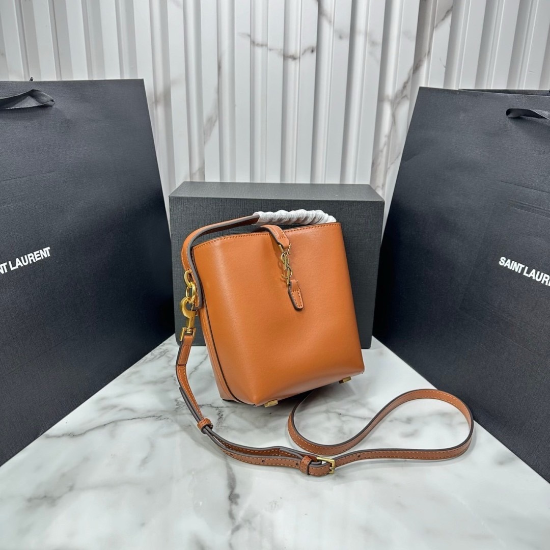 Mini 5" น้องเล็กน่ารักมาก YSL Le 37 in shiny leather Hobo Bag / YSL Bucket Bag / YSL Tote Bag กระเป๋าสะพายทรงโฮโบโท้ท งานหนังสวยเต็มใบ อะไหล่ทองสวยคลาสสิก ราคาแสนดีแนะนำของมันต้องมีจริงๆ
