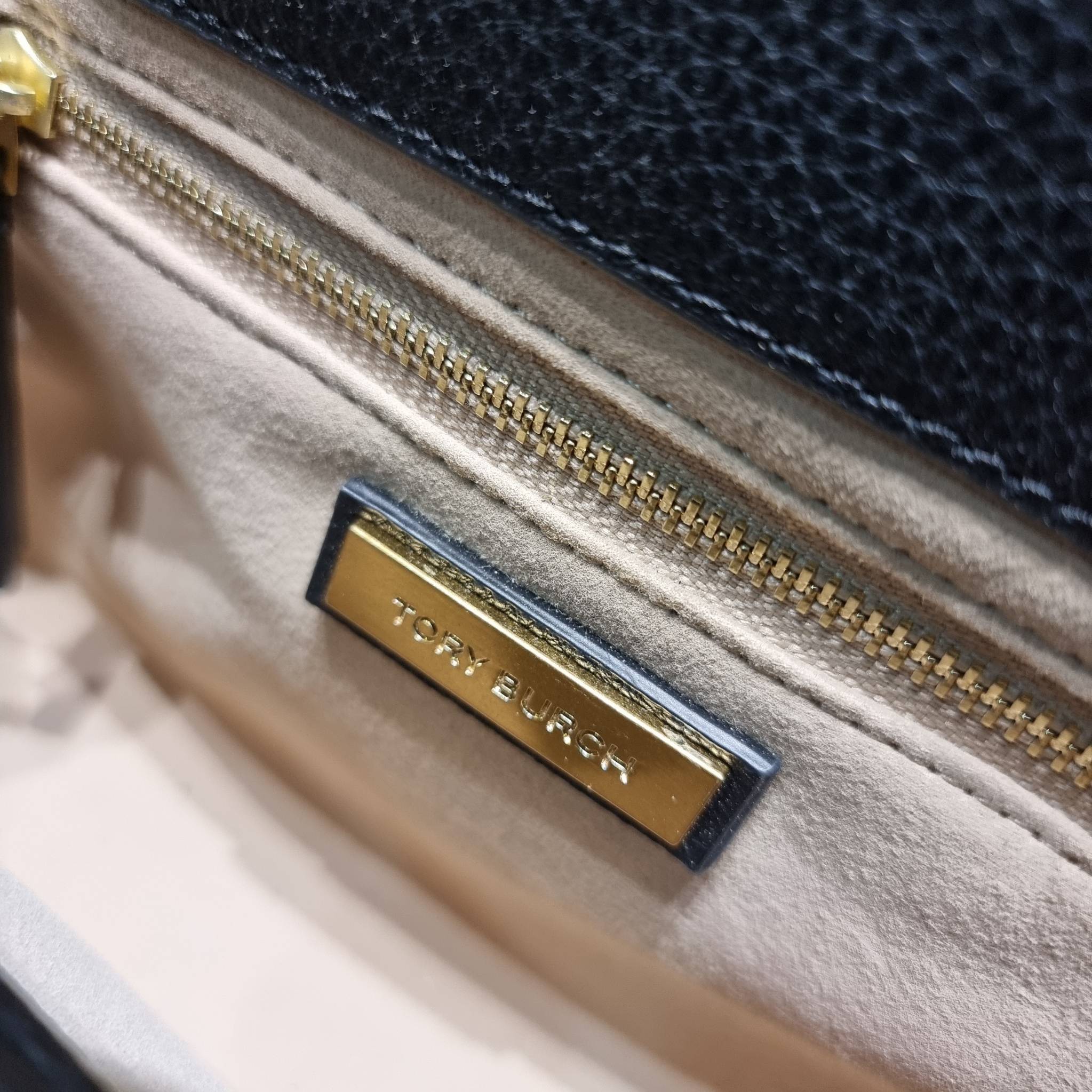 TORY BURCH LIMITED-EDITION SHOULDER BAG รุ่นลิมิเต็ด กับกระเป๋าสะพายไหล่ทรงผู้ดี ที่ผลิตมาในจำนวนจำกัด โดดเด่นด้วยอะไหล่ทองคลาสสิคหรูหรา