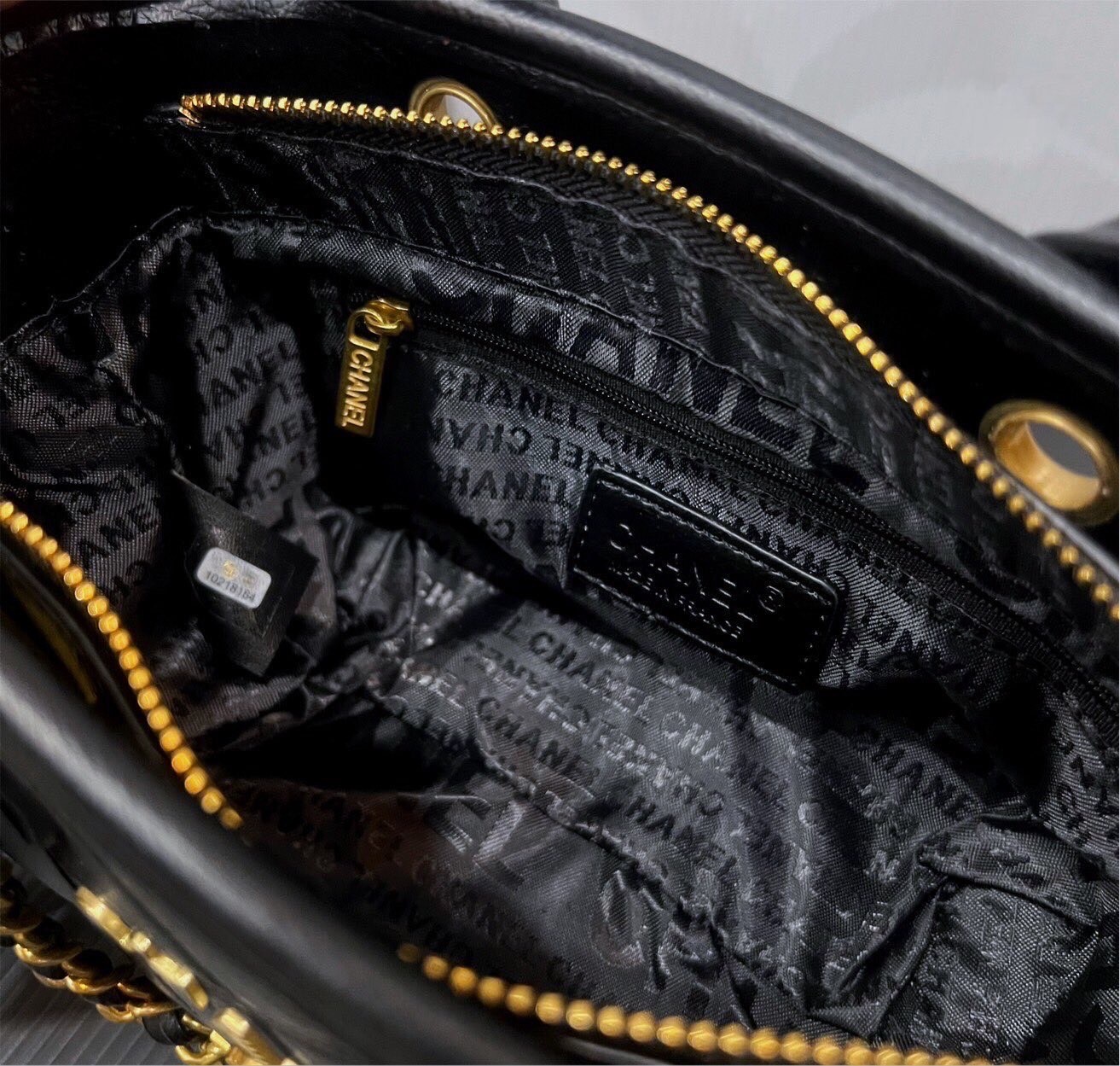 Chanel tote bag / Chanel Shopping Bag 8" กระเป๋าชาเนลทรงโท้ท หนังนิ่มซับในสีดำปั้มแบรนด์ทุกจุด สายโซ่ดึงปรับความยาวได้ สวยทั้งภายนอกภายในคุ้มค่าราคาจับต้องได้