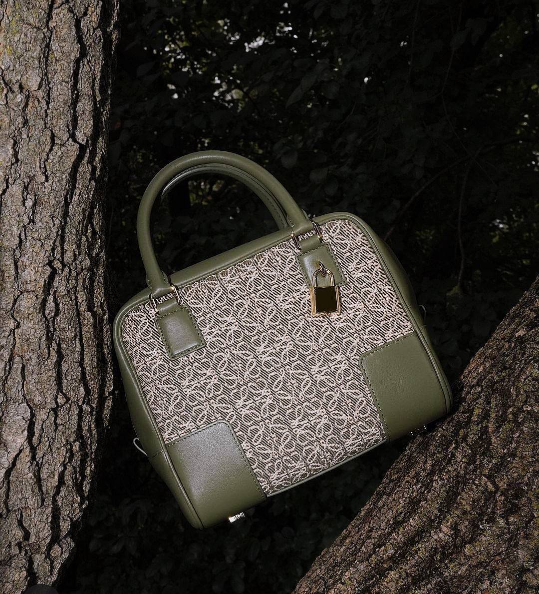 LOEWE ANAGRAM BAG VIP GIFT WITH PURCHASE (GWP) พรีเมี่ยมกิ๊ฟ Limited จาก LOEWE PERFUME DUTYFREE ไอเท็มใหม่! ดีไซน์สวยหรูคงเอกลักษณ์ด้วยวัสดุ Anagram Canvas Jacquard Fabric ผสมผสานหนังแท้ Calfskin ลงตัวสุดคลาสสิค เปิดปิดด้วยซิปแบรนด์อะไหล่ทองขนาดกำลังดี น้