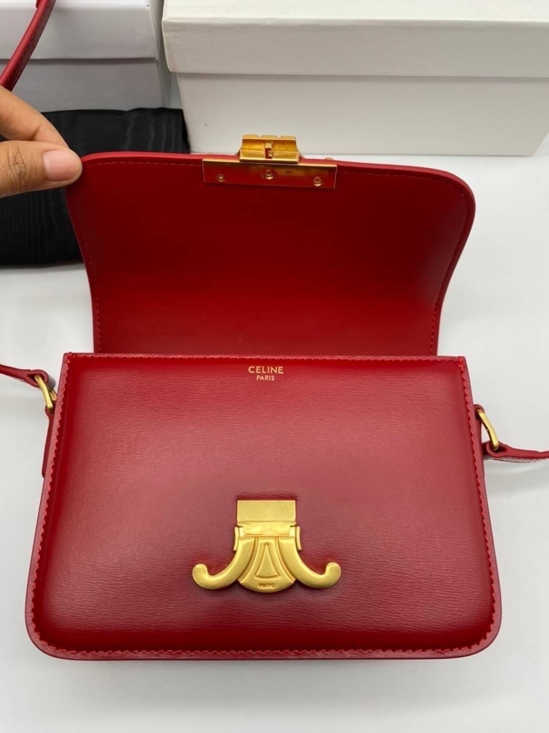 TEEN 18cm : CELINE TEEN TRIOMPHE BAG IN SHINY CALFSKIN / Celine Triomphe Bag / Celine Bag พร้อมส่ง 7 สี เกรดออริ 1:1 กระเป๋าแบรนด์หรูที่ควรมีแห่งปี รูปทรงสี่เหลี่ยมรุ่นฮอตฮิตของเหล่าดาราและเซเลบทั้งหลาย ดีไซต์เรียบหรู