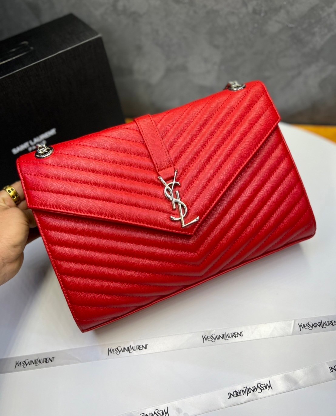 หนังแท้ YSL college large chain bag in quilted leather 30cm กระเป๋าสะพายใบใหญ่ ดีไซน์ทรงสวยหรู ตอบโจทย์ได้ทุกสไตล์ ภาพสินค้าถ่ายจากงานขายจริง ใช้งานต่างประเทศได้