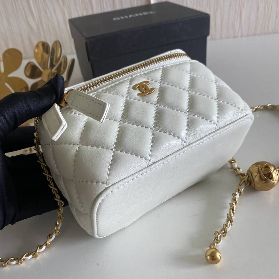 VIP GIFT 】หนังแกะแท้ CHANEL Box With Chain สายโซ่ทองหรูมาก หนังเรียบฟู ขึ้นเงา กระทบแสงยิ่งสวยค่าา โทนสีสวยสดใส เหมาะมากสำหรับสาวๆ ชิคๆ ต้องบอกเลยรุ่นนี้เหล่าเซเลบใช้กันเยอะมากๆ แค่อะไหล่ก็หรูไปเดินครึ่งแล้วค่าา😁 พร้อมส่งที่ไทยที่นี่ที่เดียว