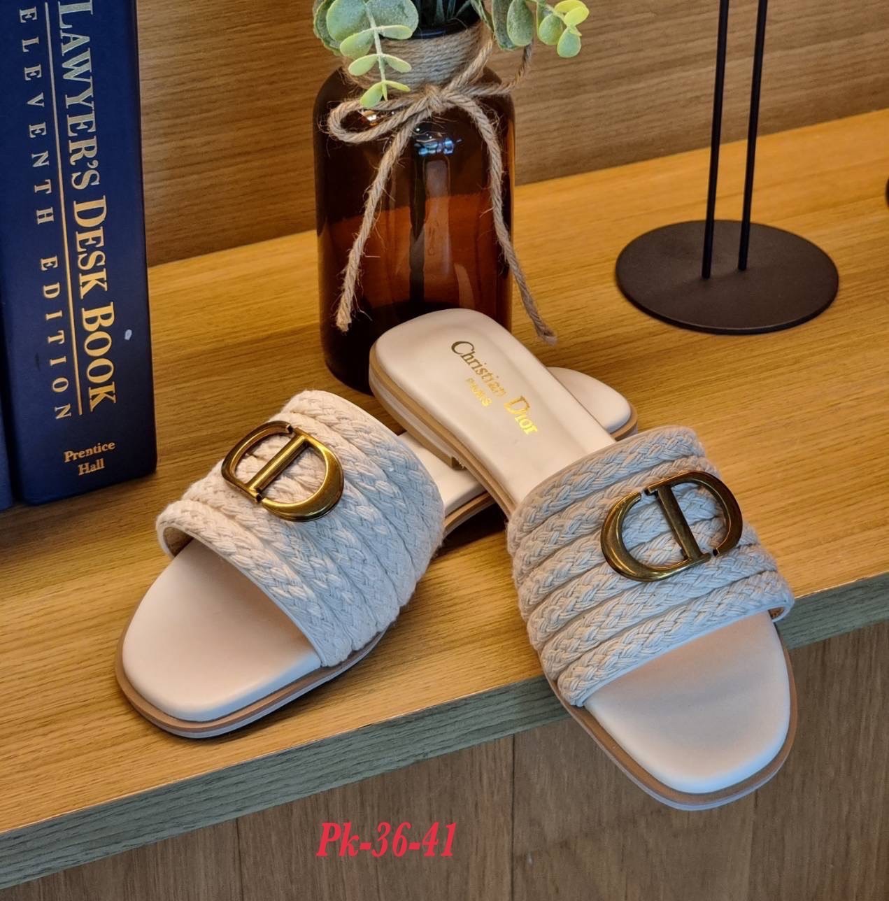 Dior Sandals รองเท้าแตะดิออ รองเท้าส้นเตี้ย งานคัดเกรดคุณภาพทอละเอียด ปั้มแบรนด์ พื้นยางกันลื่นอย่างดี