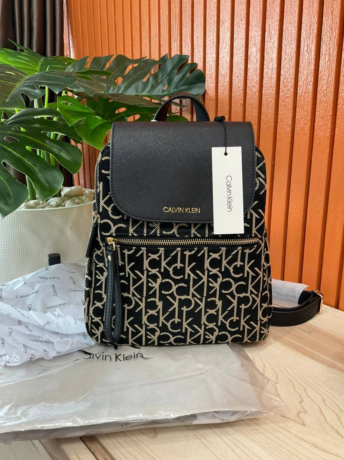 ของแท้ 💯% Elaine Calvin Klein Monogram Small Backpack 💕ของมันต้องมี สวยหรูดูแพงมาก สำหรับรุ่นนี้ และมีฟังชั่นช่องการใช้งานที่มากที่สุด!!! 💕 กระเป๋าสะพายเป้รุ่นใหม่ชนช้อป รุ่นยอดนิยม