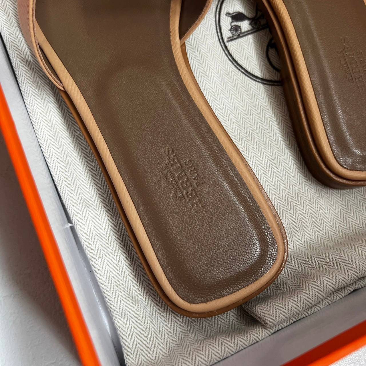หนังแท้ Hermes sandal Epsom leather รองเท้าแตะงานสั่งตัตใช้สลับแท้ เกรดออริจินอล 1:1 เกรดเหมือนสุด มี series code ทุกคู่ พื้นรองเท้าทำจากไม้รองด้วยหนังแท้ 100% งานตัดเย็บปราณีตละเอียด ใส่สบาย ไม่ลื่น ใช้ทนนาน เกรดนี้คุ้มมาก ไม่ผิดหวังค่ะ ภาพสินค้าถ่ายจากง
