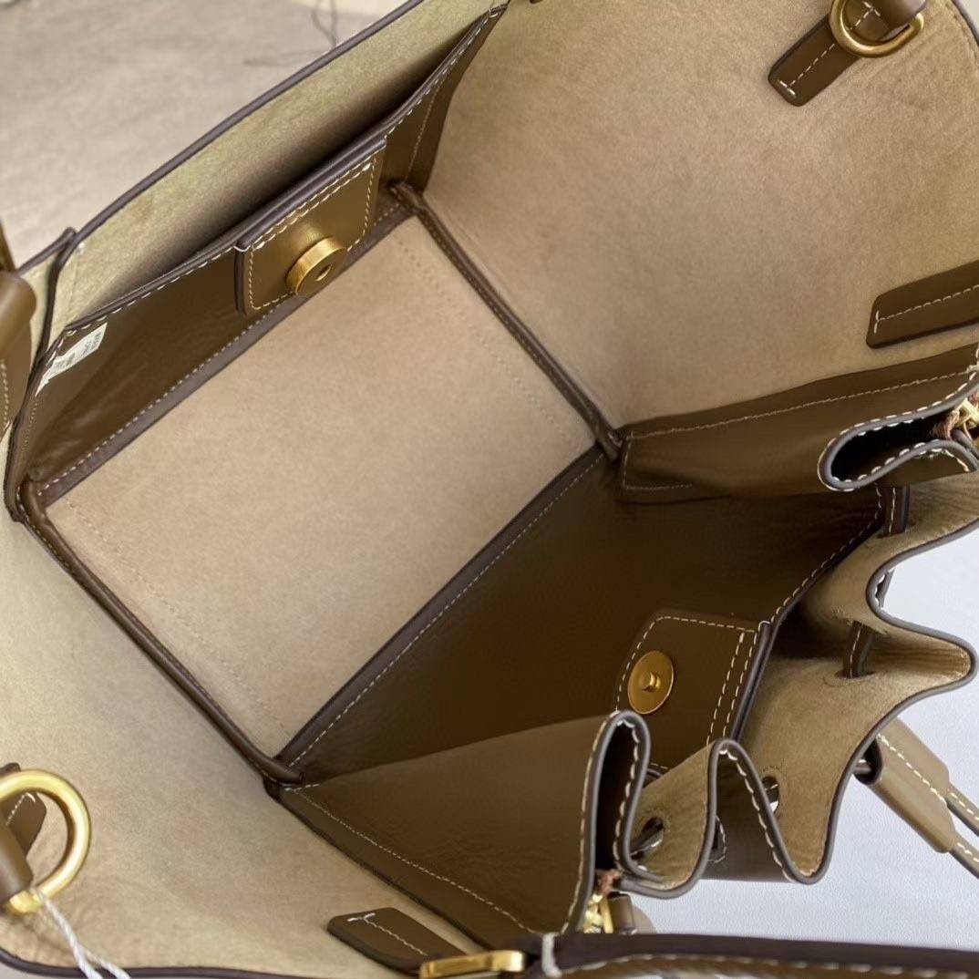 Tory T Monogram Mcgraw Dragonfly กระเป๋าถือหรือสะพายไหล่ วัสดุหนัง Jacquard อะไหล่ทอง ทรงปีก เปิด-ปิด ด้วยกระดุมแม่เหล็ก ด้านในโลง มี 2ช่องเล็ก จุของได้เยอะ น้ำหนักเบา สายสะพาย crossbody ได้ ปรับระดับได้