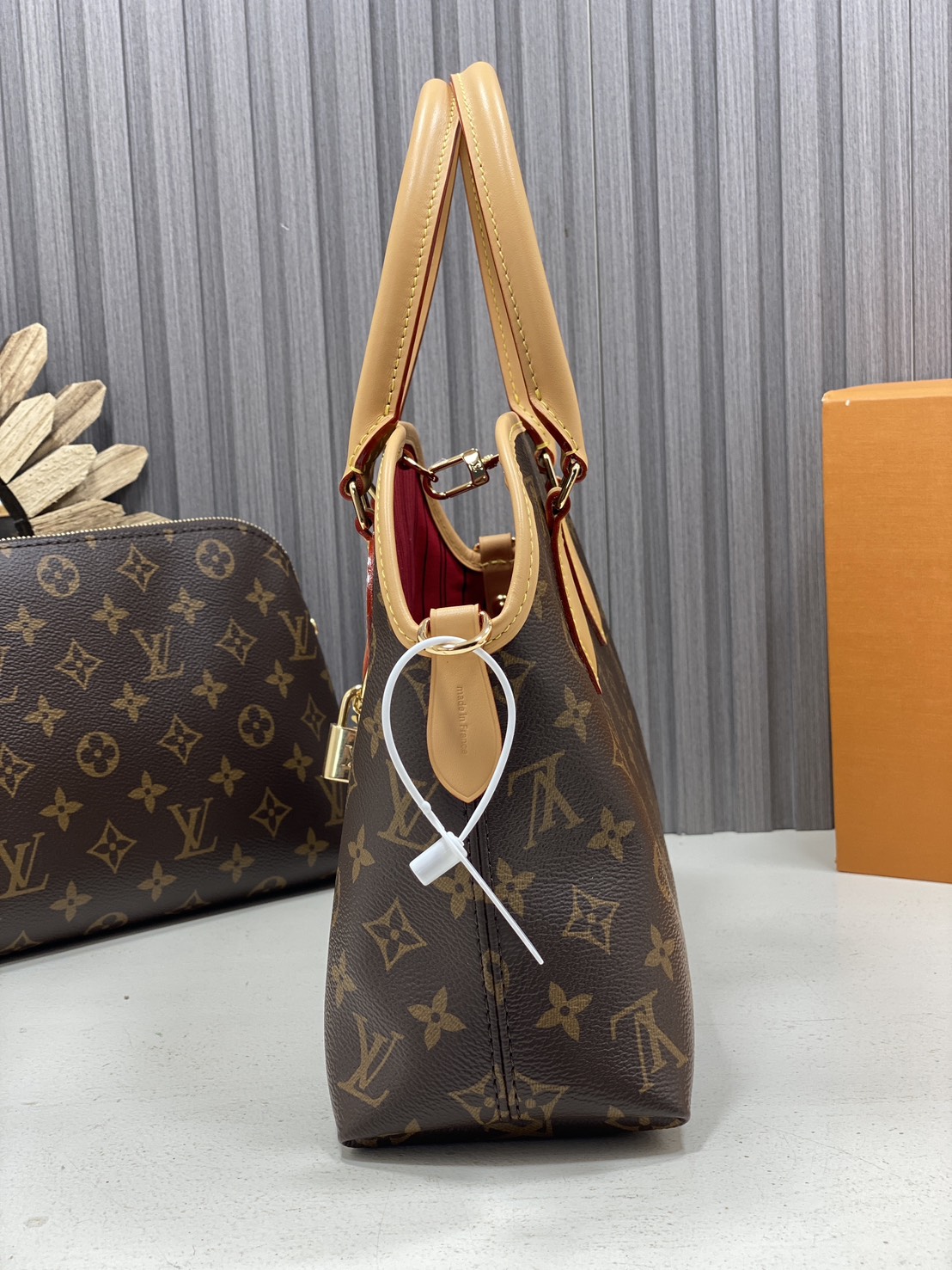 TOP ORI หนังแท้ | LV Ever More PM Monogram canvas กระเป๋าสะพายดีไซน์วินเทจ หูจับในตัว สวยหรู คลาสสิคตลอดกาล