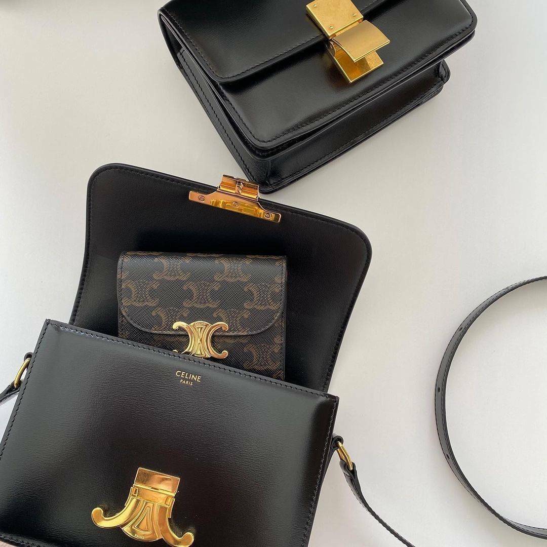 พรีเมี่ยมกิ๊ฟแท้ 100% 】CELINE SHORT WALLET VIP GIFT WITH PURCHASE (GWP) พรีเมี่ยมกิ๊ฟ Limited จาก CELINE HAUTE PARFUME DUTYFREE COUNTER วัสดุ Triomphe Canvas หนังสวยอยู่ทรงปั้มโลโก้ด้านหน้าเปิดปิดฝาพับกระดุม ภายในมีช่องแบ่งหลายช่อง มีช่องใส่บัตรหลายช่อง ช