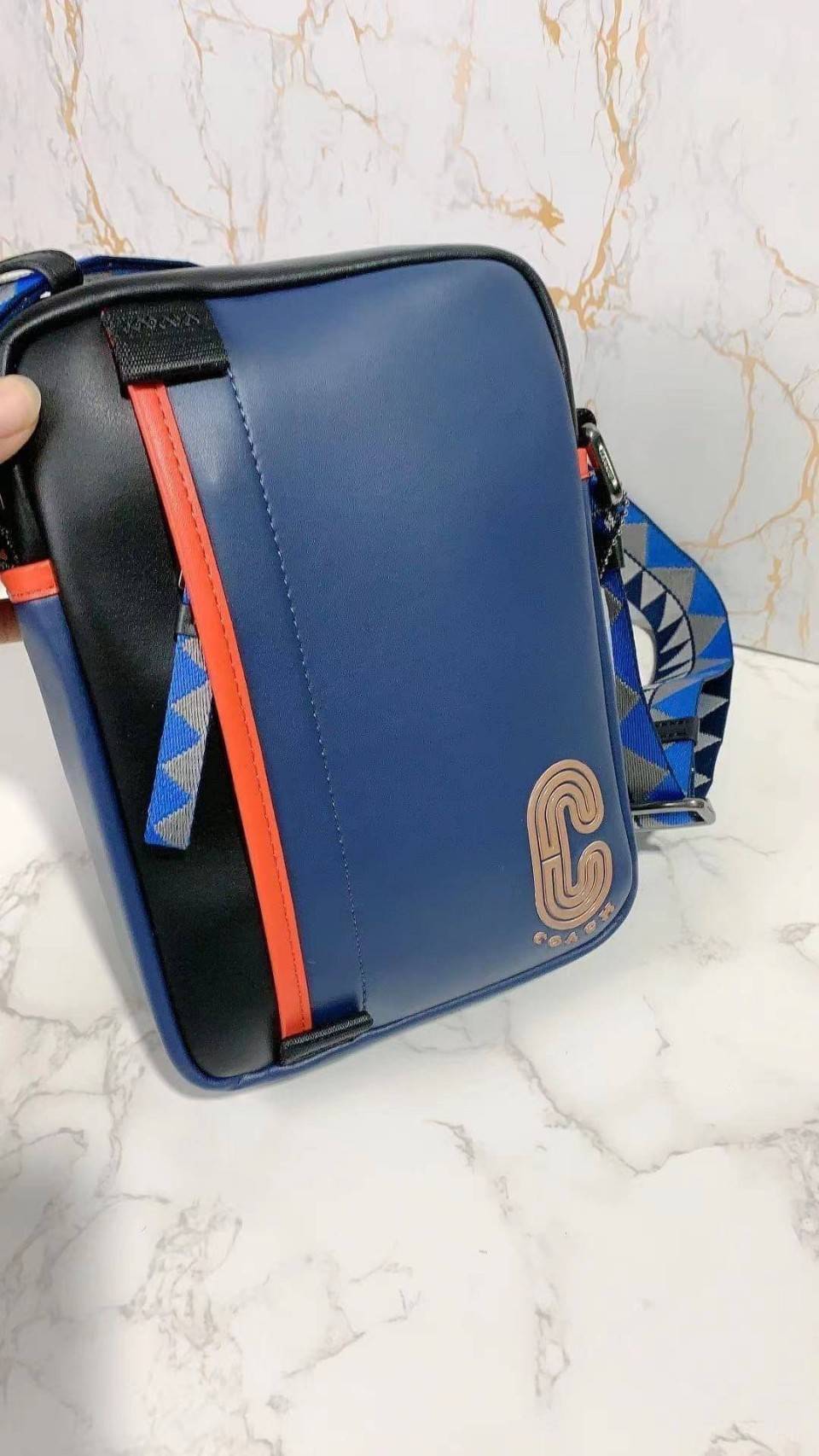 COACH NORTH/SOUTH EDGE CROSSBODY (COACH 5626) IN SIGNATURE CANVAS (COACH 6788) กระเป๋าสะพายผู้ชาย กระเป๋าสะพายรุ่นใหม่ ชนช็อป (!!)รุ่นหายาก สี COBALT MULTI วัสดุทำจาก หนังลูกวัวแท้ เนื้อเรียบ พิมพ์ลาย ขนาดกำลังดี
