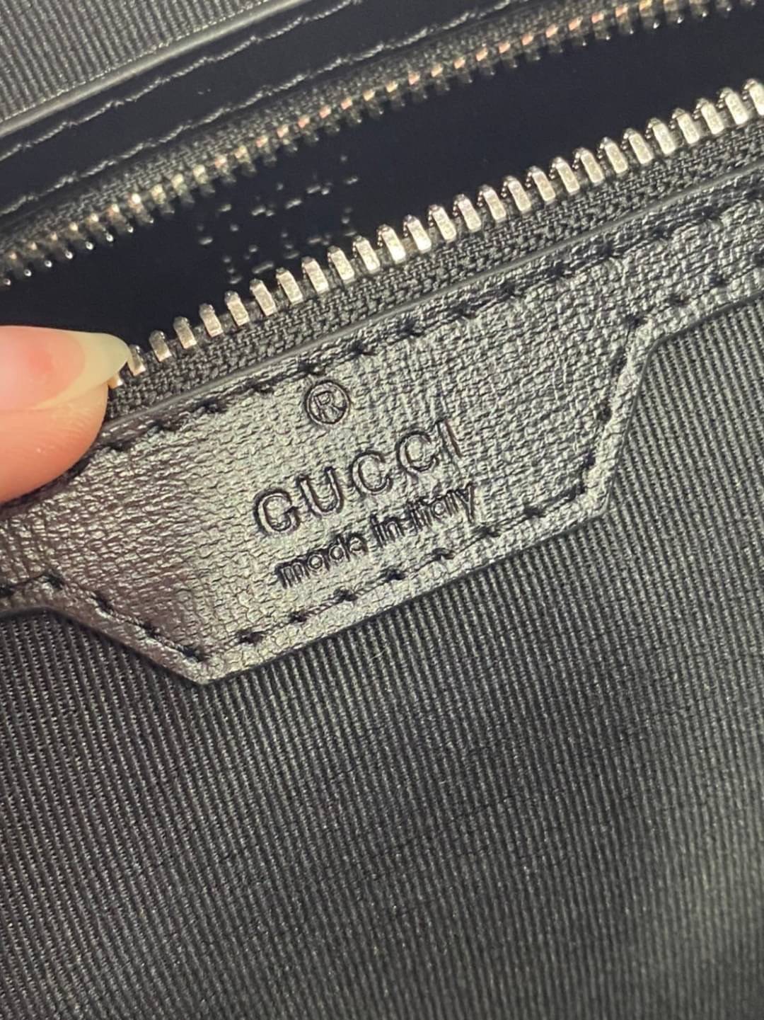 Gucci Supreme Briefcase 40cm GG Supreme work bag / GG laptop bag กระเป๋าสะพายใบใหญ่ ใส่โน้ตบุค/เอกสารได้ พร้อมส่งที่ไทย ภาพสินค้าถ่ายจากงานจริง GG Supreme work bag with Web shoulder strap