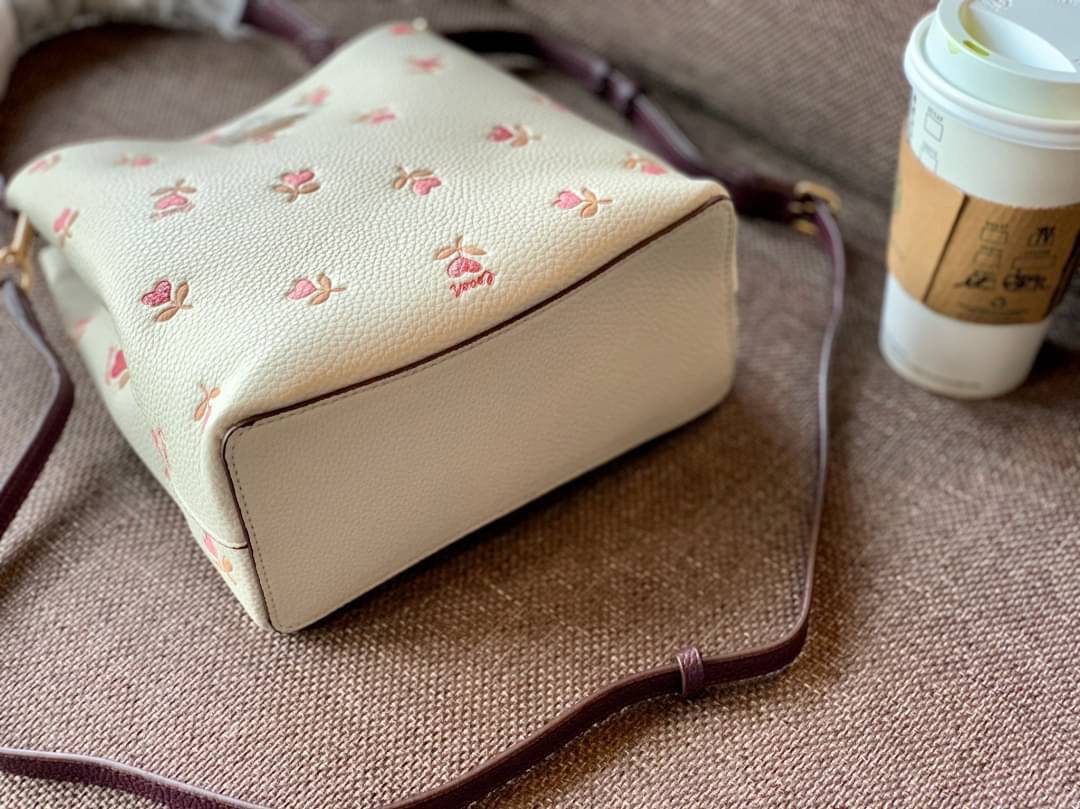 COACH SMALL TOWN BUCKET BAG WITH HEART FLORAL PRINT ((C2811)) 💐พร้อมส่งสินค้าห้ามพลาดค่ะ! กระเป๋าหิ้ว//คล้องไหล่//สะพายครอสบอดี้ร์ได้ ใบเดียวเอาอยู่จร้า😘 หนังแท้โดดเด่นด้วยดอกหัวใจนูนสลับวิ้งๆ ได้สวยงามน่ารักมากๆค่ะ