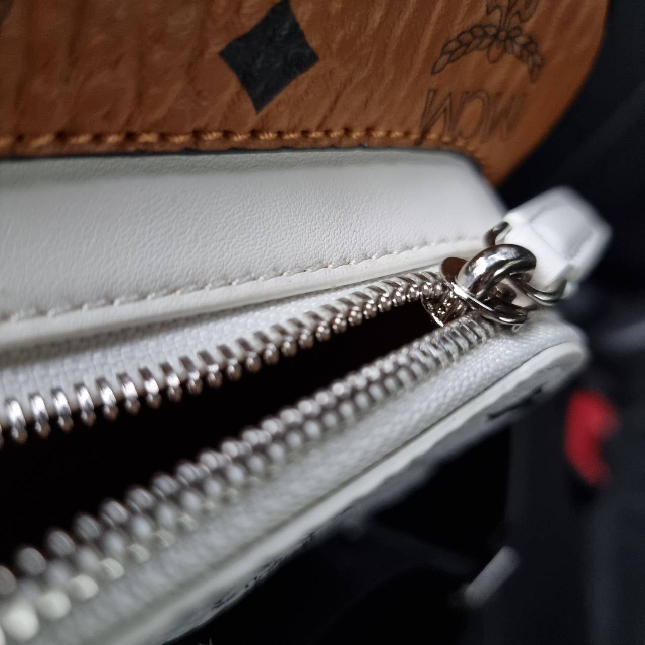 M.C.M KLASSIK CROSSBODY IN VISETOS MIX คลาสสิคสมชื่อ!! กระเป๋าสะพายข้างทรงครอสบอดี้ ดีไซน์มิกซ์แอนด์แมทช์สุดคูล ใหม่ล่าสุด เท่ได้ไม่ซ้ำใคร โลโก้โลหะรมดำดูมีเสน่ห์ วัสดุหนังแคนวาสคุณภาพดี มีช่องหลัก 2 ช่อง เปิด-ปิดด้วยซิป ด้านหลังมีช่องย่อยอีกหนึ่ง ภายในโล