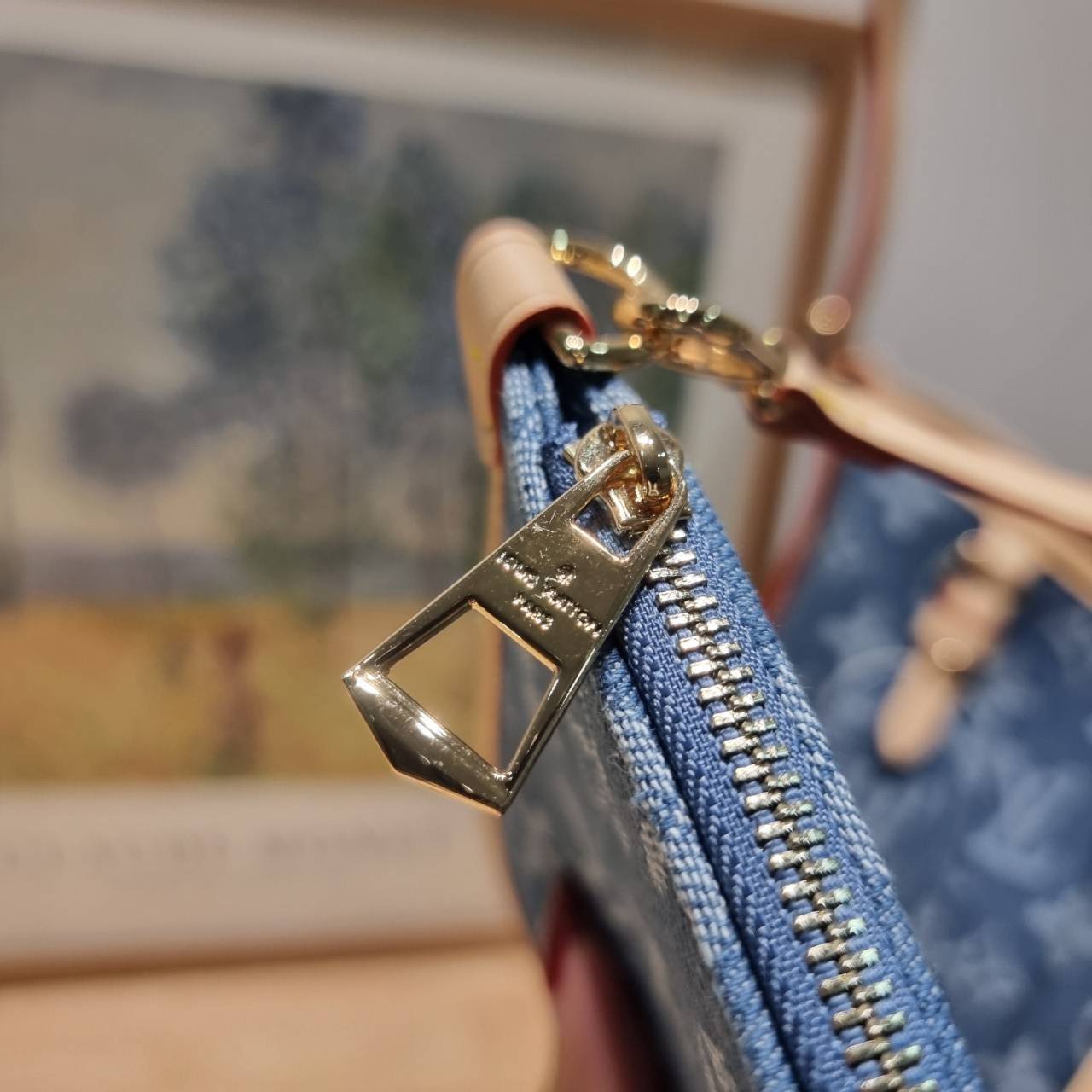 LV Monogram Denim Carry /LV CARRYALL DENIM BAG ใหม่ล่าสุด สไตล์เดนิมสุดชิค รุ่นลิมิเต็ดที่สาวๆตามหา กระเป๋าสะพายไหล่ทรงสวย ดีไซน์เรียบง่ายคลาสสิค หรู ดูผู้ดี รูปทรงใช้งานง่าย มาพร้อมใบลูก ไว้เก็บของจุกจิก