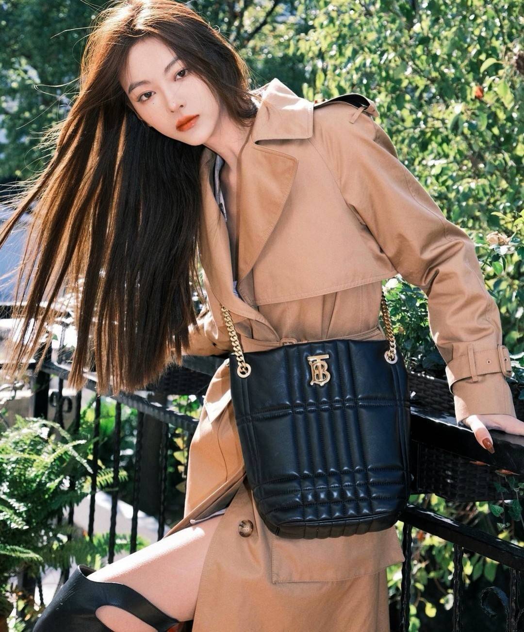 BURBERRY FRAGRANCES LAMBSKIN BAG VIP หนังแท้ Lambskin นิ่มสวยหรูดูดี ภายในโล่งกว้างใส่ของได้เยอะ มาพร้อมสายสะพายโซ่ทองสามารถซ้อนสายสั้นสะพายไหล่ได้หรือจะใช้สายยาว Crossbody ก็ดูดีมาพร้อมกล่องแบรนด์ Original Package อีกรุ่นหายากที่น่าใช้น่าสะสม Rare items 