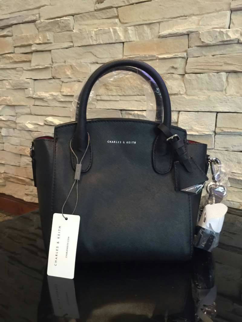 CHARLES & KEITH GUSSETED TOTE BAG กระเป๋าถือหรือสะพายวัสดุหนัง Saffiano สวยอยู่ทรงเเข็ง ไม่ย้วย ขนาดกำลังดี น้ำหนักเบา ดีไซน์สวยเก๋ด้วย TAG .ห้อยที่หูกระเป๋าปั๊มโลโก้แบรนด์อะไหล่ถอดเเยกใช้ได้ เปิดปิดด้วยซิปสะดวกใช้ สามารถใส่กระเป๋าสตางค์ใบยาว ของใช้จุกจิก