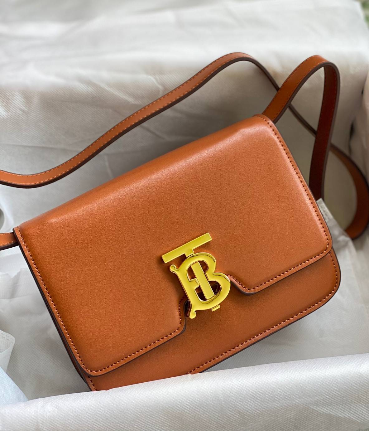 BURBERRY FRAGRANCES CROSSBODY BAG VIP GIFT WITH PURCHASE (GWP) กระเป๋าสะพายพรีเมี่ยมกิ๊ฟ Limited Edition จากน้ำหอม BURBERRY DUTY FREE วัสดุ Calfskin หนังเรียบสวยอยู่ทรงดีไซน์ยอดนิยมประดับโลโก้แบรนด์ทองด้านหน้า เปิดปิดด้วยฝาปิดสัญลักษณ์ตัวB ภายในมีช่องแบ่ง