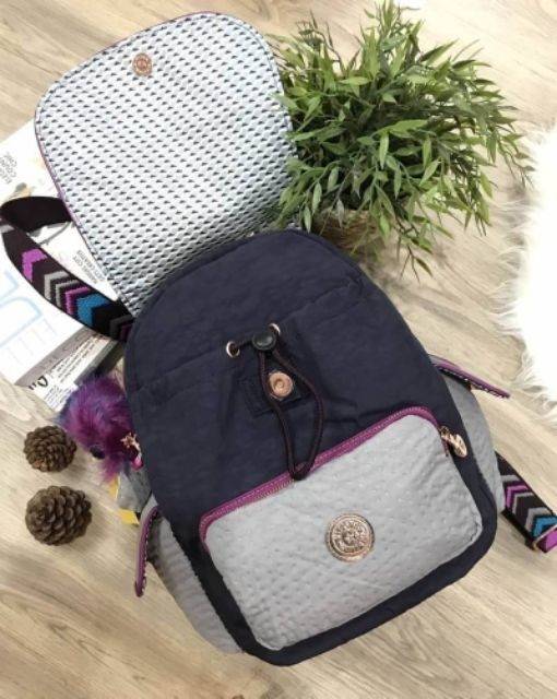 Kipling City Pack S K14275 Kipling มาพร้อมดีไซน์ทันสมัย สนุกสนาน ใช้งานได้อย่างคล่องตัว ด้วยสีและลายสุดคลาสสิก โดดเด่นด้วยพื้นที่ภายในและช่องต่างๆ ที่ให้คุณจัดเก็บของสำคัญได้ครบถ้วน