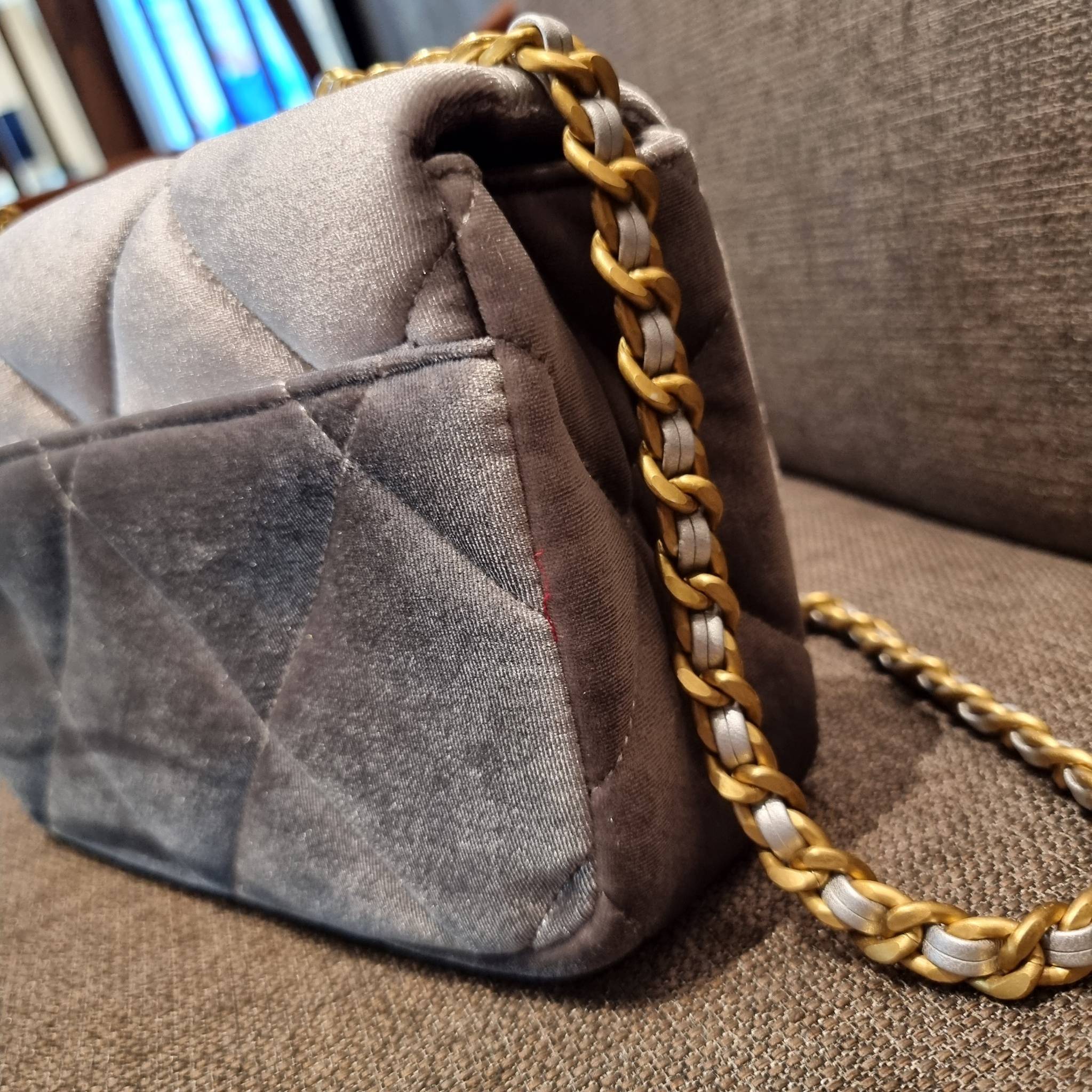 ไม่มองไม่เหลียวไม่ได้แล้ว!! ความหรูที่โดดเด่นจากผ้ากำมะหยี่ สร้างดีเทลผู้ดี ลูกคุณมากๆ Chanel vip boutique กระเป๋าสะพายจาก duty free ในราคาสุดประหยัด!! ดีไซน์เลิศ ตกแต่งด้วยโซ่ทูโทน ลงตัวแบบไม่มีที่ติ เปิด-ปิดด้วยตัวบิดล็อค ภายในโล่งกว้าง ใส่กระเป๋าสตางค์