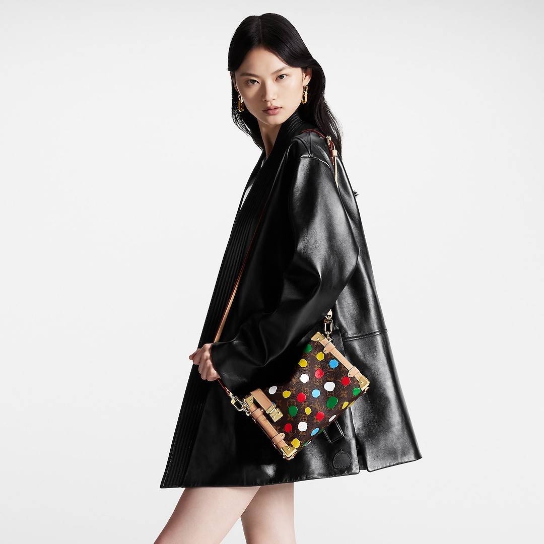 LV x YK SIDE TRUNK Monogram canvas bag สุดยอดกระเป๋าไอคอนนิค ทรงสวย ดีไซน์ใหม่ สวยมีเสน่ห์ รูปทรงกล่อง โดดเด่นด้วยหมุดเข้ามุม ซิปเปิด-ปิดล็อคได้ วัสดุหนังแคนวาส