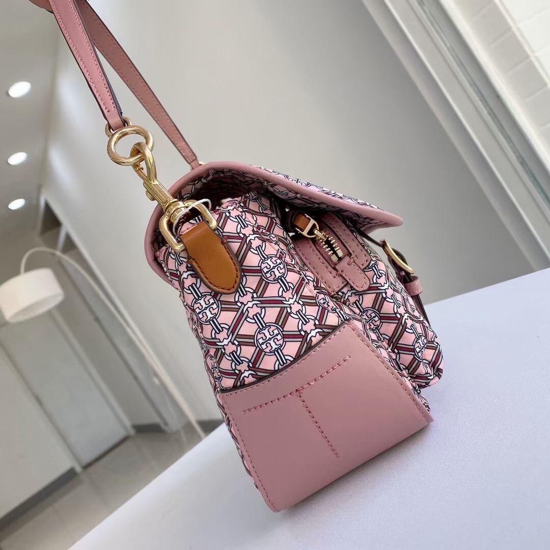 ของแท้ 💯% Tory Burch Piper Printed Crossbody 74656 กระเป๋าถือ สะพายข้างหรือ Crossbody ได้ ด้านในโล่งมี1ช่องซิป และ1ช่องใส่ของจุกจิก ซับในผ้าสวยหรู มีช่องซิปใส่ของด้านนอก