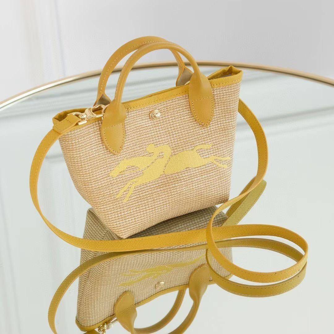 Longchamp Le Pliage Paris-St Tropez Handtasche มาแร้ววววใหม่ล่าสุดนุ้งมินิ ตัลร๊ากกก วัสดุสาน ด้านหน้าปักโลโก้ม้าอันเป็นสัญลักษณ์ของแบรนด์ ทนทานแข็งแรง ใบมินิ น้ำหนักเบา จุของได้เยอะ ใส่กระเป๋าตังค์ โทรศัพท์ iphone+ ได้ ภายในโล่ง มีสายสะพายไหล่ Crossbody 