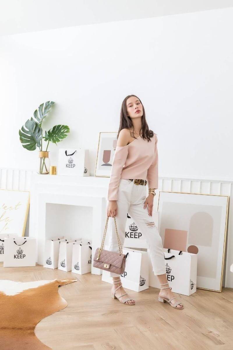 KEEP รุ่น KEEP shoulder Quited chain handbag สวย หรู มากๆ เลยน๊า กระเป๋าอยู่ทรง เย็บตารางสวย แถมใช้หนังตัวใหม่ Microfiber สวย ทน กว่าเดิม รอบนี้มาพร้อมสีใหม่ให้เลือกด้วยนะค๊า