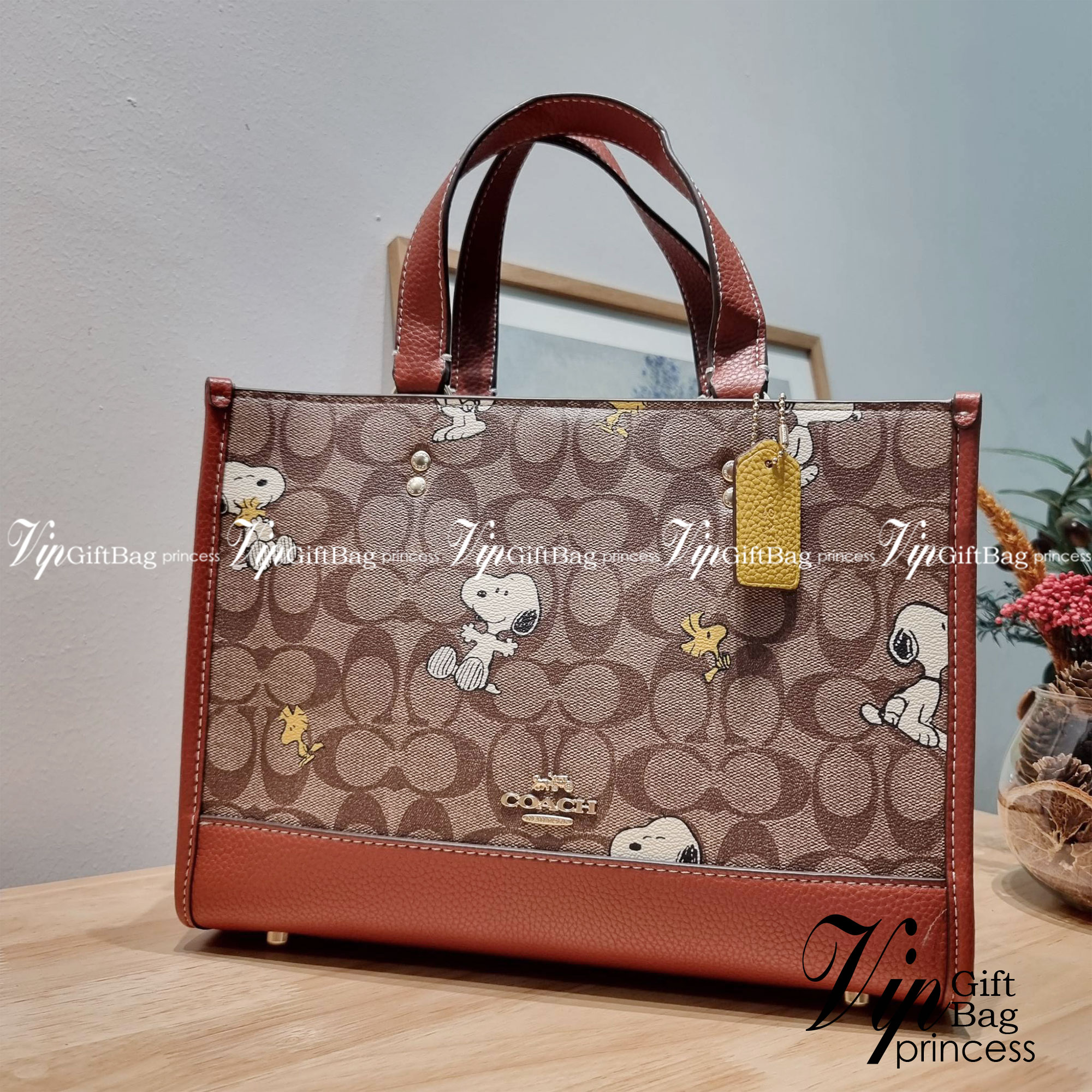 Coach X Peanuts Dempsey Carryall In Signature Canvas With Snoopy Woodstock Print CE862 คอลเลคชั่นใหม่ น่ารักเกินต้านไปมาก!! กับกระเป๋าทรงโท้ท ไซส์ใหญ่ ดีไซน์ลวดลายการ์ตูนยอดฮิต ที่ใครๆก็ต้องรู้จัก พิมพ์คมชัดลงบนหนังแคนวาส ตัดสลับด้วยหนัง pepble เพิ่มดีเทล