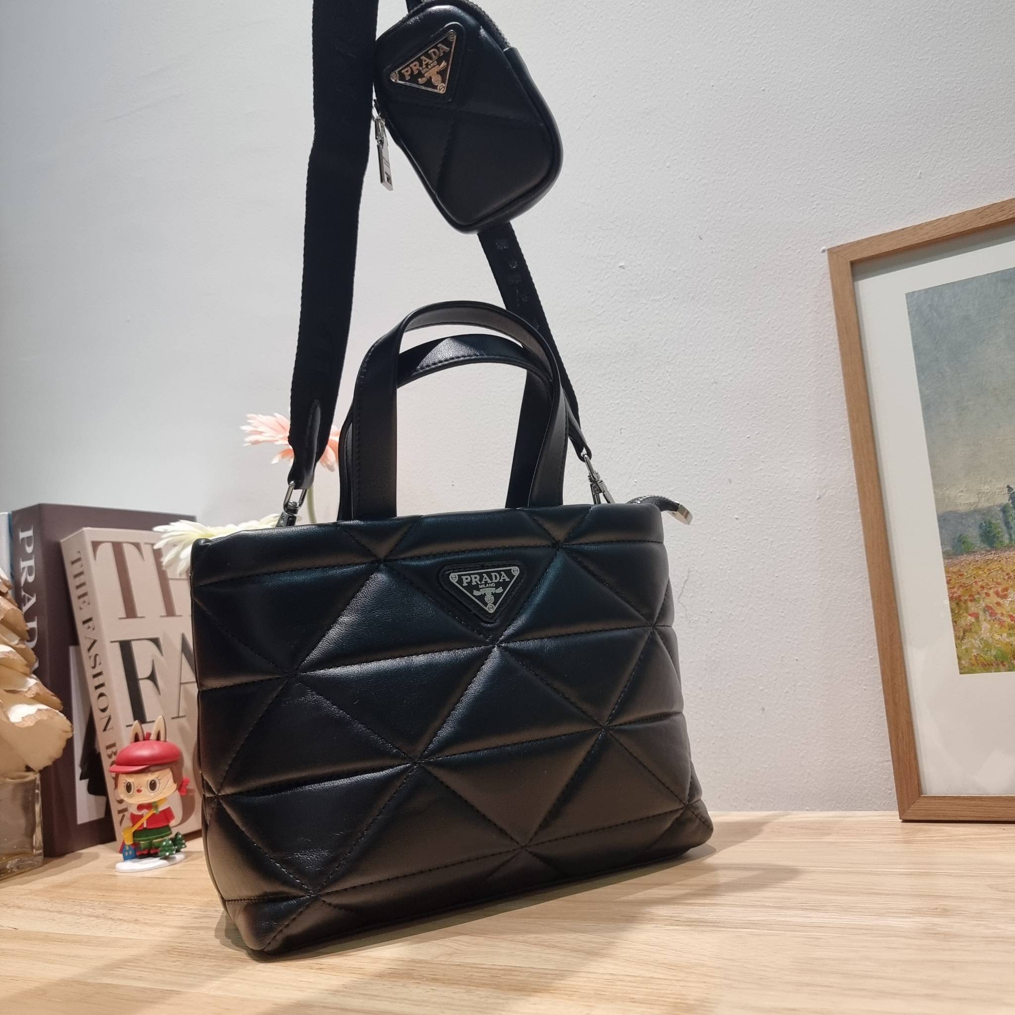 PRADA LEATHER PADDED BAG ใหม่ล่าสุด กับคอลเลคชั่นที่ทำออกมาตอบโจทย์ได้ทุกไลฟ์สไตล์ และเป็นยูนิเซ็กส์ กับกระเป๋าทรงโท้ท ขนาดกำลังดี