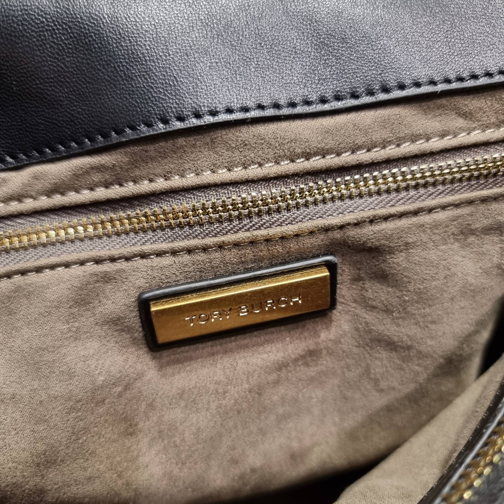 TORY BURCH KIRA QUILTED LARGE SATCHEL ใบใหญ่กับคอลที่ปังไม่ไหว พร้อมเสิร์ฟสีคลาสสิค กระเป๋าถือ/สะพาย ทรงสวย ดูแพง ดูหรู!! หนังแท้ ดีไซน์บุนวม เส้นคมสวย วัสดุหนังแกะ สัมผัสดีงาม นิ่มมือ เปิด-ปิดด้วยอะไหล่บิดล็อค ภายในเป็นช่องโล่ง มีช่องซิป ใส่ของได้แน่นๆ ม