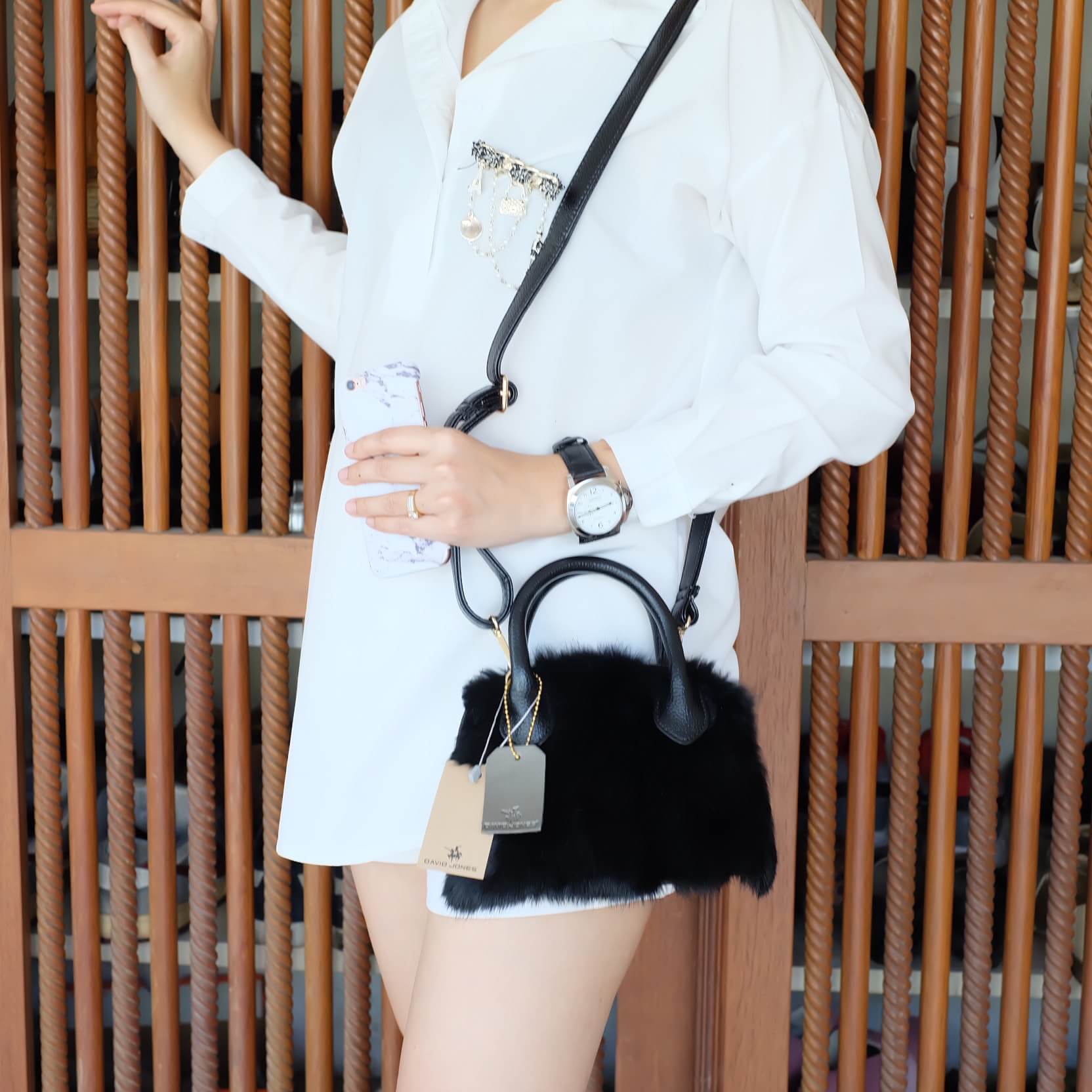 รุ่นมาใหม่ จากแบรนด์ David jones 👑กระเป๋าขน Fur นิ่ม สวย หรู เวอร์วัง อีกแล้วค่า กระเป๋า ถือ//สะพายข้าง หนังสวยๆ ขน FUR ฟรุ้งฟริ้ง น่ารักมาก ตัวกระเป๋าเป็นหนังหนัง ด้านหน้าติดด้วยขน fure อย่างดี เนื้อนิ่มหนา อยู่ทรง มีซิปปิดปากกระเป๋าอย่างดีใบนี้บ