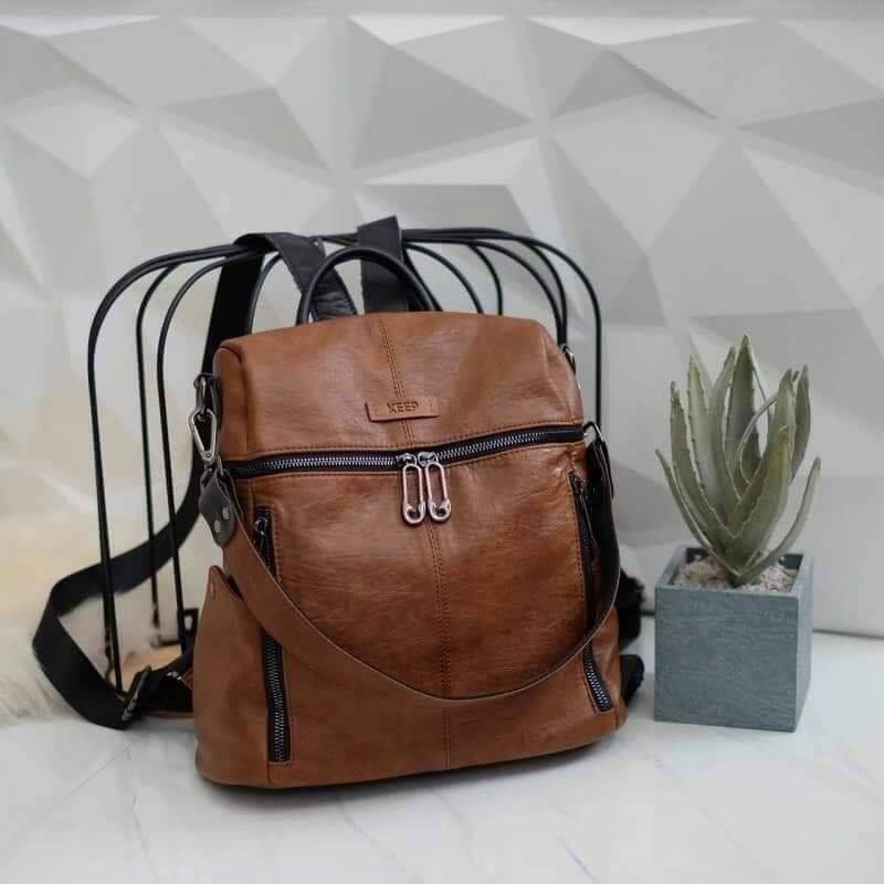 Keep speedy backpack กระเป๋าเป้หนัง ทรงน่ารัก จากแบรนด์ KEEP วัสดุหนังวัวสังเคราะห์เนื้อนิ่ม ลายหนังชัดสวย ด้านหน้ามี 2 zip สะดวกใช้งาน และช่องซิปด้านบนค่ะ มีสายสั้นสะพายไหล่ให้อีก 1 สาย ด้านข้างมีช่องใส่ของซ้ายขวา ด้านหลังมีช่องแยกเก็บของ เพิ่มอีก 1 ช่อง