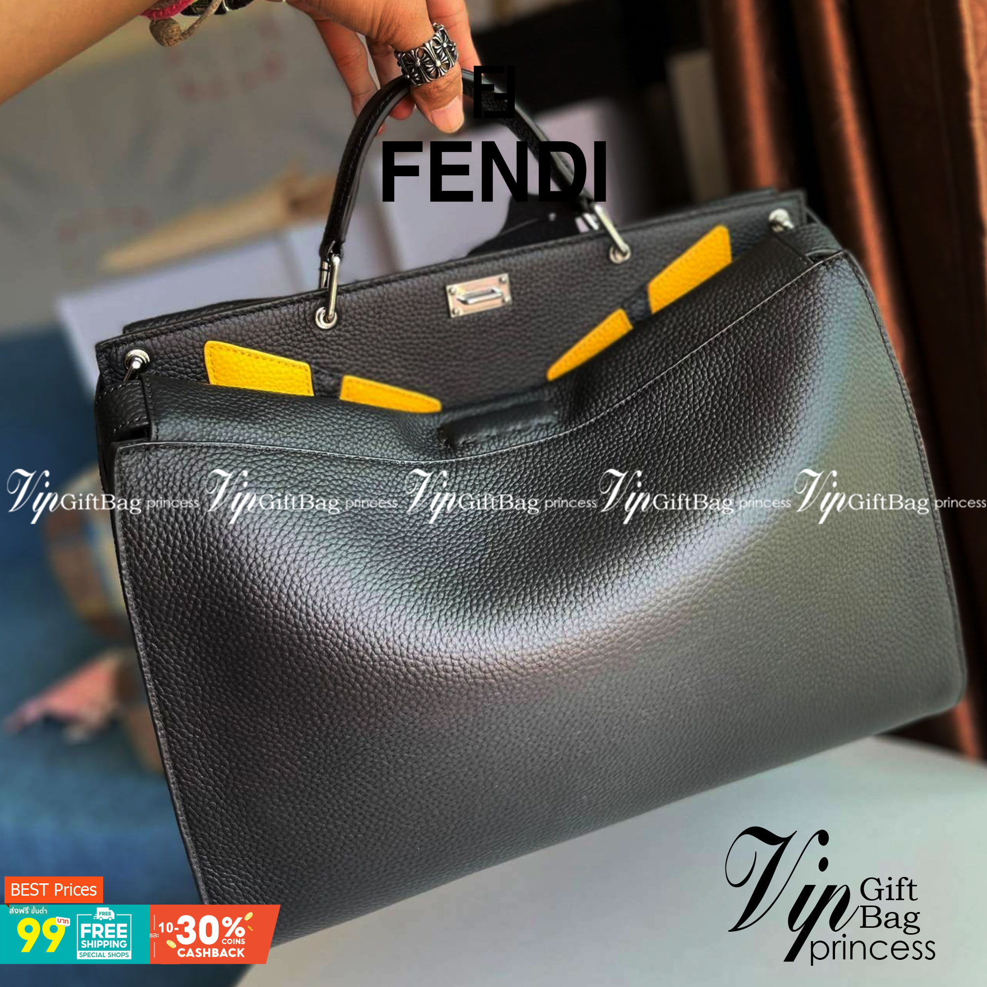FENDI PEEKABOO MEN BAG size 38CM เป็นรุ่นหนึ่งที่สวยมาก งานดีที่สุดทั้งจากหนังแท้ 100% รายละเอียดครบมีความแข็งแรงหนังหนา ทนทานต่อการใช้งานทุกของได้เยอะ ใส่ Macได้ มาพร้อมสายสะพายยาว สามารถสะพายหรือถือก็ได้