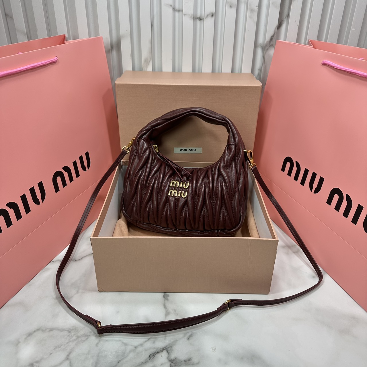 ORI หนังแท้ | MIU MIU Wander matelassé nappa leather hobo bag Small 22cm กระเป๋าสะพายทรงโฮโบ คิ้วท์สุดปัง ลุคลูกคุณหรูหราด้วยดีไซน์จับจีบนูนลวดลายเป็นเอกลักษณ์ หูจับในตัว ถือแบบเลิศๆ หรือจะใส่สายสะพายข้างก็ได้อีกลุค