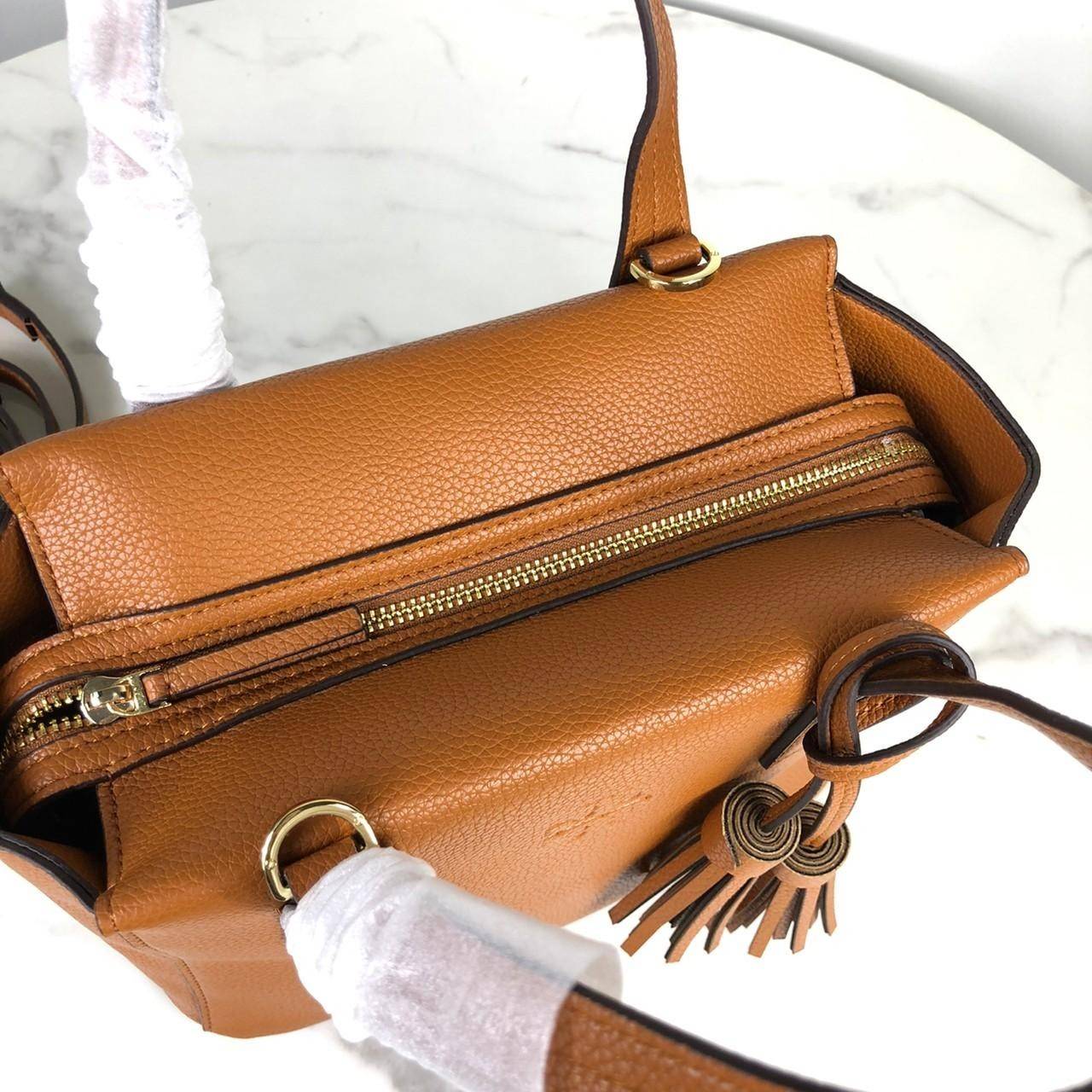 TORY BURCH Handbag / TORY BURCH shoulder bag พร้อมส่งที่ไทย กระเป๋าถือ หรือสะพาย TORY BURCH เปิด - ปิดกระเป๋าด้วยซิป ด้านในมีช่องซิป 1 ช่อง ช่องใส่ของ 1 ช่อง หูจับสูง 12 cm มาพร้อมสายสะพายยาว สามารถถอดและปรับได้ 3 ระดับค่ะ