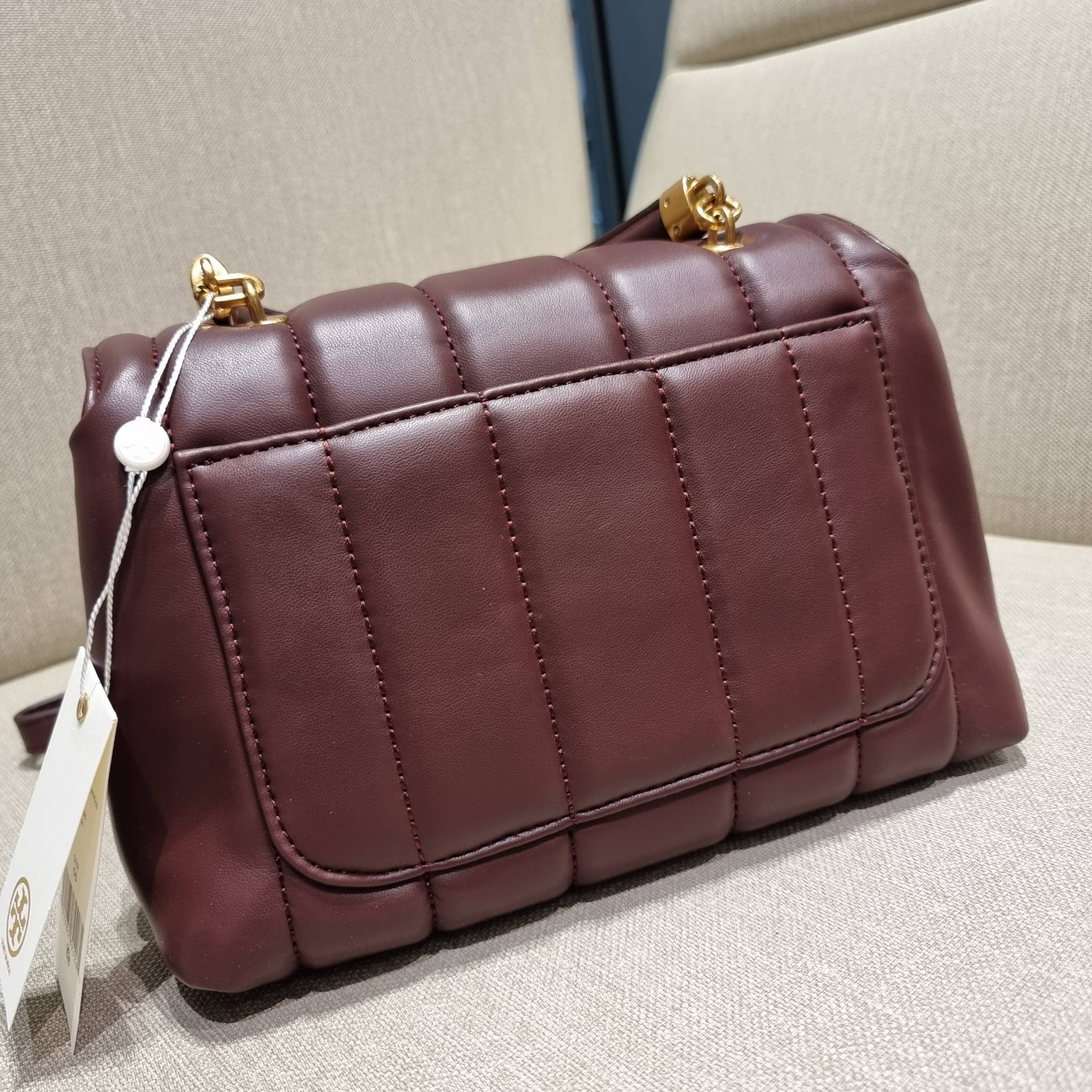 TORY BURCH KIRA QUILTED SMALL SATCHEL มาแล้วด่วนๆ!! กับคอลที่ปังไม่ไหว พร้อมเสิร์ฟสีคลาสสิค กระเป๋าถือ/สะพาย ทรงสวย สะพายคล่องตัว หนังแท้ ดีไซน์บุนวม เส้นคมสวยหรู วัสดุหนังแกะ สัมผัสดีงาม นิ่มมือ เปิด-ปิดด้วยอะไหล่บิดล็อค ภายในเป็นช่องโล่ง มีช่องซิป ใส่ขอ