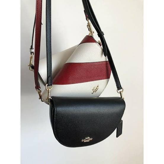 พร้อมส่งที่ไทยครบทั้ง6สีค่ะ 😘 Coach Ellen Crossbody In Signature ((C1432)) กระเป๋าทรงฮาฟมูนรูปทรงคลาสสิก ออกแบบให้มีลักษณะโค้งมน ไม่ดูเป็นทรงแข็งจนเกินไป ดีไซน์และสีของกระเป๋ายังเรียบง่าย เข้าได้กับทุกชุด สะพายครอสบอดี้ร์//สะพายข้าง หรือถือแบบคลัท