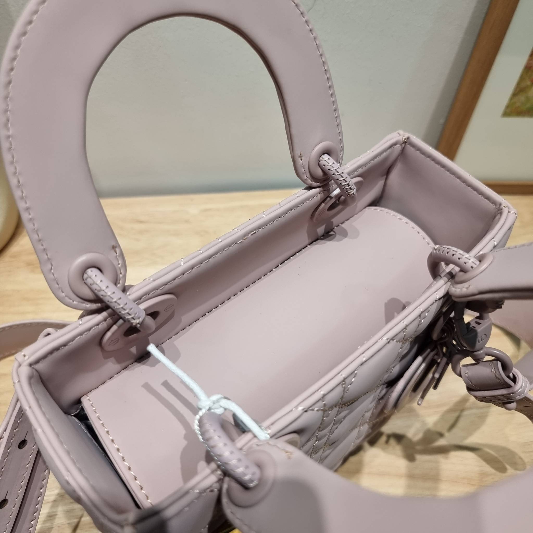 SMALL LADY DIOR MY ABCDIOR BAG Ultramatte Cannage Calfskin / CD LADY ULTRAMATTE BAG พร้อมส่ง กระเป๋าสะพายข้าง ดีไซน์เรียบง่าย แต่แฝงไปด้วยความหรูหรา ทรงกล่องคลาสสิค โดดเด่นด้วยพวงกุญแจอะไหล่สีเดียวกับตัวกระเป๋า ผิวแมทท์ ลายเส้นซ้อนทับสวยงาม