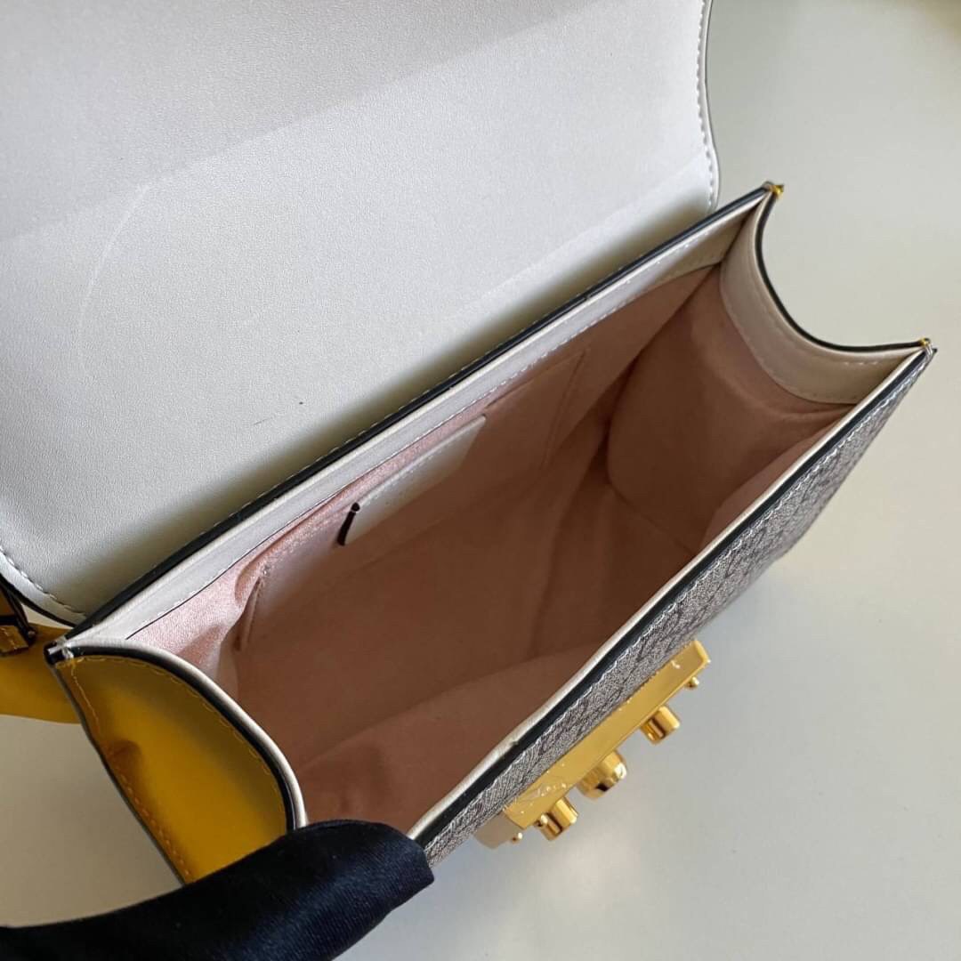 VIP GIFT 】หนังแท้ GUCCI Padlock small shoulder bag GG Supreme canvas กระเป๋าสะพายไหล่ขนาดกะทัดรัด เหมาะกับวันสบายๆ แต่ยังคงความหรูหราตามแบบฉบับแบรนด์ คุ้มค่าน่าใช้ งานจริงสวยมากๆ ค่ะ