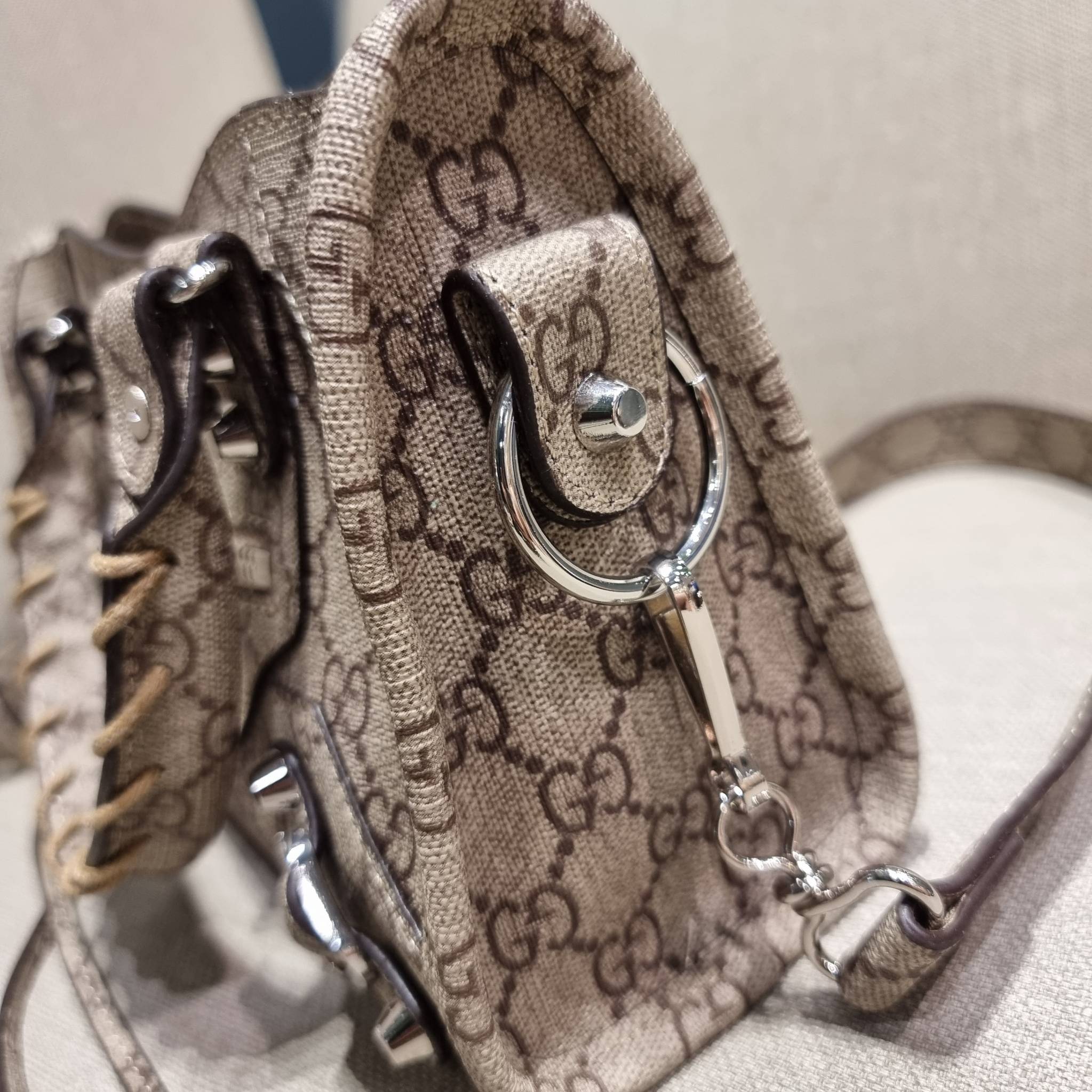 ไซส์ใหม่ กับรุ่นคอลแลบอีกหนึ่ง ที่ฮอตติดลมไม่เลิก!! Gucci×Balenciaga neo classic small bag กระเป๋าถือ/สะพายข้างที่โดดเด่นในสไตล์ที่ไม่ซ้ำ ไม่เกร่อ ดีไซน์มีกิมมิคและลูกเล่นแพรวพราว ทั้งหนังรูดซิป ทั้งหูจับ ทั้งความตกแต่ง มีดีเทลอัพราคาไปหมด วัสดุหนังแคนวาส