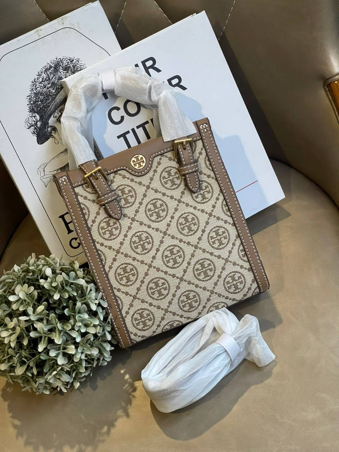Tory burch t monogram jacquard mini tote ลวดลายT monogram ด้วยโลโก้สุดไอคอนนิคของแบรนด์ โดดเด่นด้วยกราฟฟิคและดีไซน์ ออกมาในหลายรูปแบบหลายคอลเลคชั่น แต่ละคอลเลคชั่นสวยหรูไม่แพ้กัน ทรงมินิโท้ท ขนาดกำลังดี ใช้งานง่าย ก็เป็นอีกหนึ่งรุ่นที่ทันยุคทันสมัยที่สาวๆ