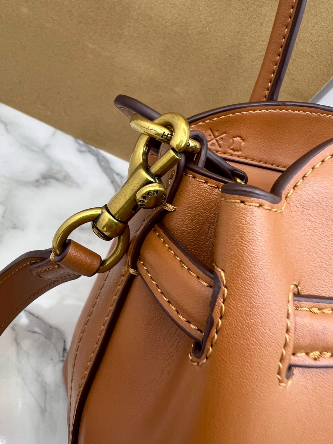 ORI หนังแท้ | Coach Soft Empire Carryall Bag 28 กระเป๋าสะพายทรงโฮโบ รุ่นใหม่ล่าสุด ดีไซน์เรียบง่าย สะพายไปคาเฟ่ ไปเที่ยวถ่ายรูปสวยๆ คือเหมาะสุดๆ หูสะพายยาว พอดีไหล่ ภายในแบ่งสัดส่วนไว้ดี ใบจริงหนังสวยมากๆ