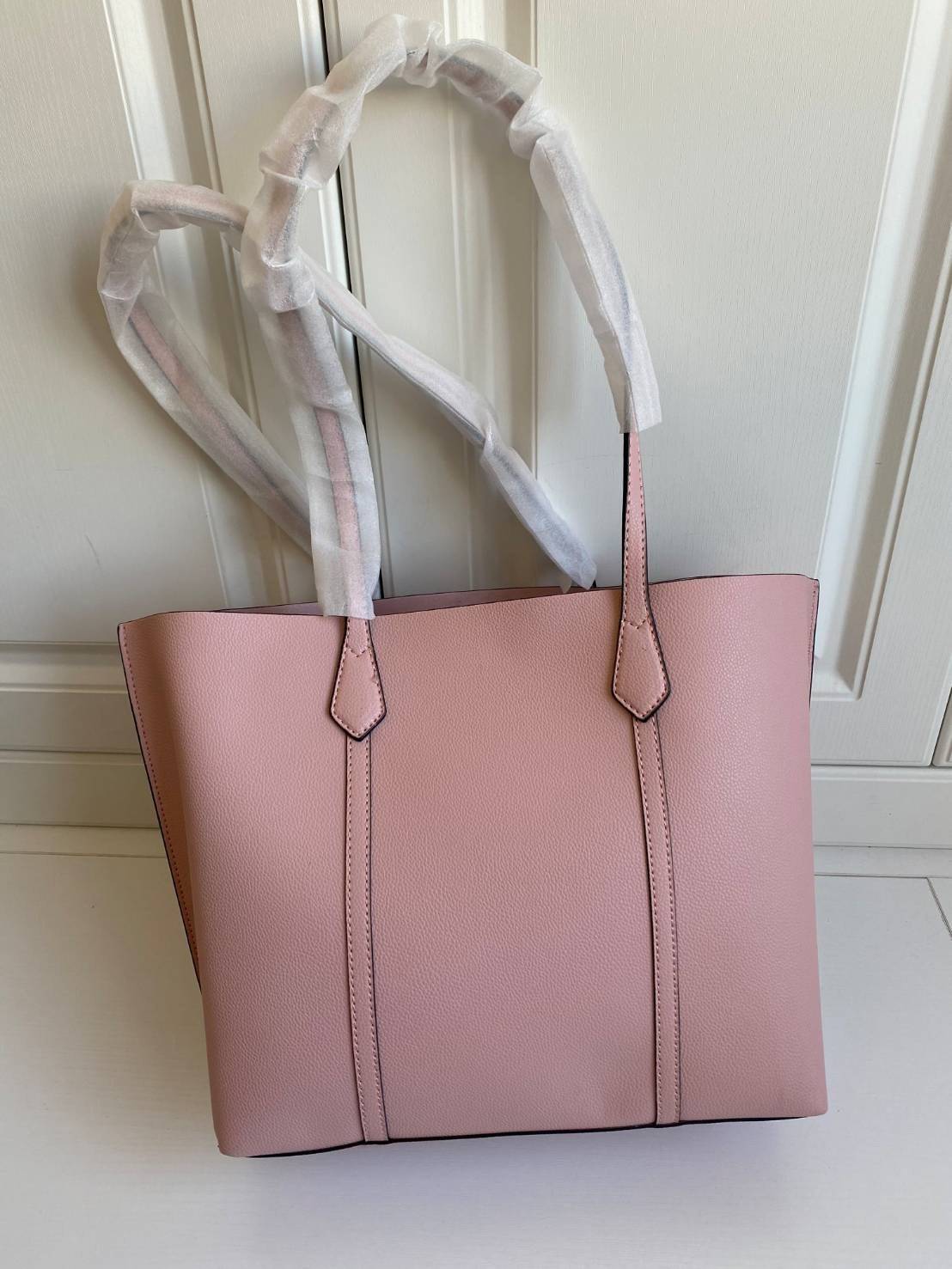 Tory Burch Women's Perry Tote Bag ออกแบบเพื่อสาวยุคใหม่ เหมาะสำหรับสาวๆที่ชอบกระเป๋าใบใหญ่ Large toteใช้งานได้ในชีวิตประจำวัน **จุของได้เยอะมาก ใช้วัสดุผสมผสานช่วยให้กระเป๋าเป็นทรงสวยโดยยังคงคุณภาพนิ่ม ดูเรียบหรูและคลาสสิค สามารถใช้เป็น every day bag