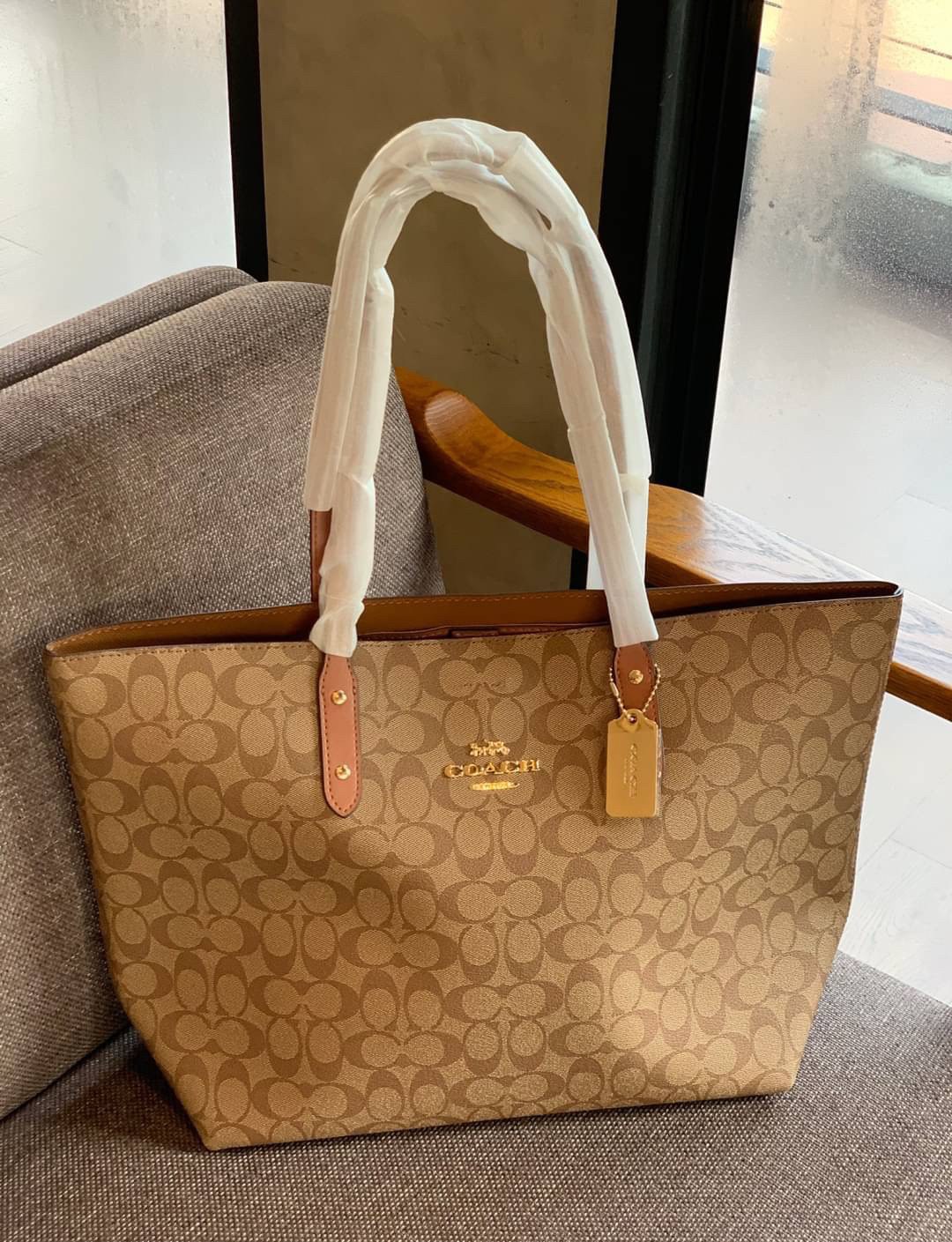 COACH TOWN TOTE SIGNATURE BAG((76636)) พร้อมส่งอีกครั้ง! กระเป๋าใบใหญ่หนังแท้ สวยงามค่ะ ป้ายอะไหล่แบรนด์แบบโลหะสีทองสวยหรูมากๆ เปิดปิดกระเป๋าแบบกระดุมแม่เหล็ก ใช้งานง่าย ภายในกว้างมากๆค่ะบอกเลย สาวๆที่สัมภาระเยอะหายห่วงค่ะ พร้อมช่องกระเป๋าซิปให้ใส่มือถือห