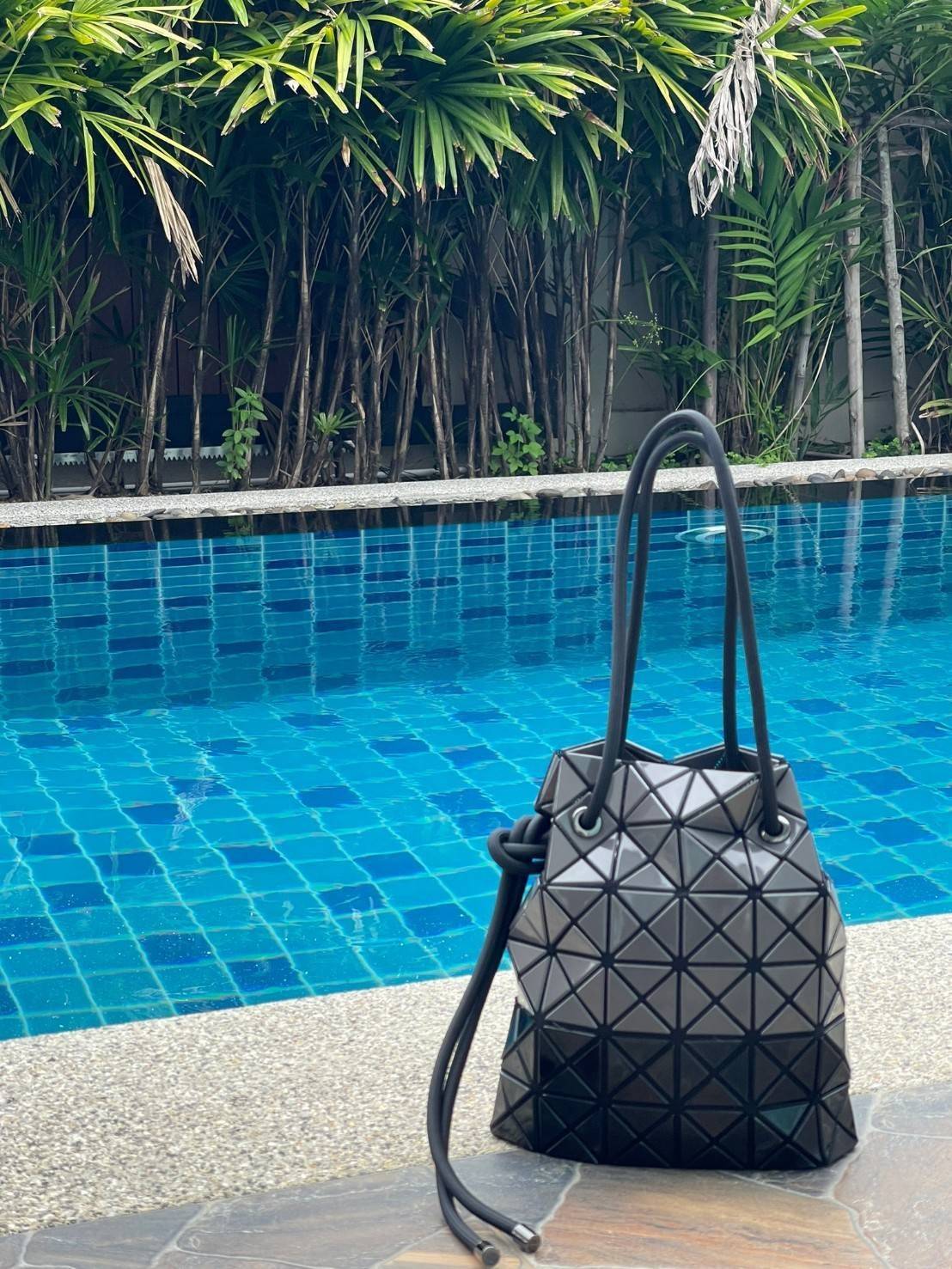 Baobao Issey Miyake Wring Small Bag กระเป๋าสะพายครอสบอดี้พร้อมสายรูดเปิดปิด สามารถปรับความยาวของสายได้ตามสไตล์ความชื่นชอบ ด้วยดีไซน์ทรงน่ารัก เหมาะสำหรับให้สาวๆหยิบใช้ในวันสบายๆ แต่เต็มเปี่ยมไปด้วยความคล่องแคล่ว ไฮไลต์ของซีซั่นนี้คือกระเป๋าที่มาพร้อมกับเช