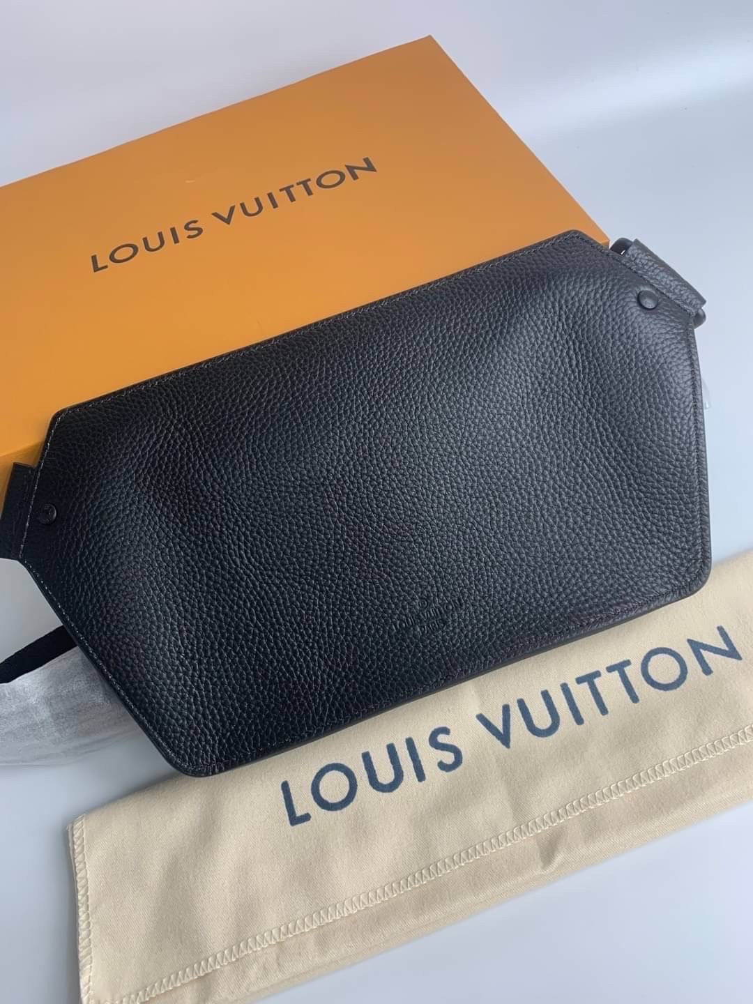 LV Takeoff Sling Bag Black grained leather / LV Belt Bag กระเป๋าสะพาย/คาดอก หนังแท้ ดีไซส์ร่วมสมัย สีดำสุดคลาสสิก สง่างามตลอดกาล มีไว้ไม่มีเอาท์ ท่านชายควรมีมากค่ะ เกรดท็อป ออริ เทียบแท้ 1:1 เกรดดีสุด