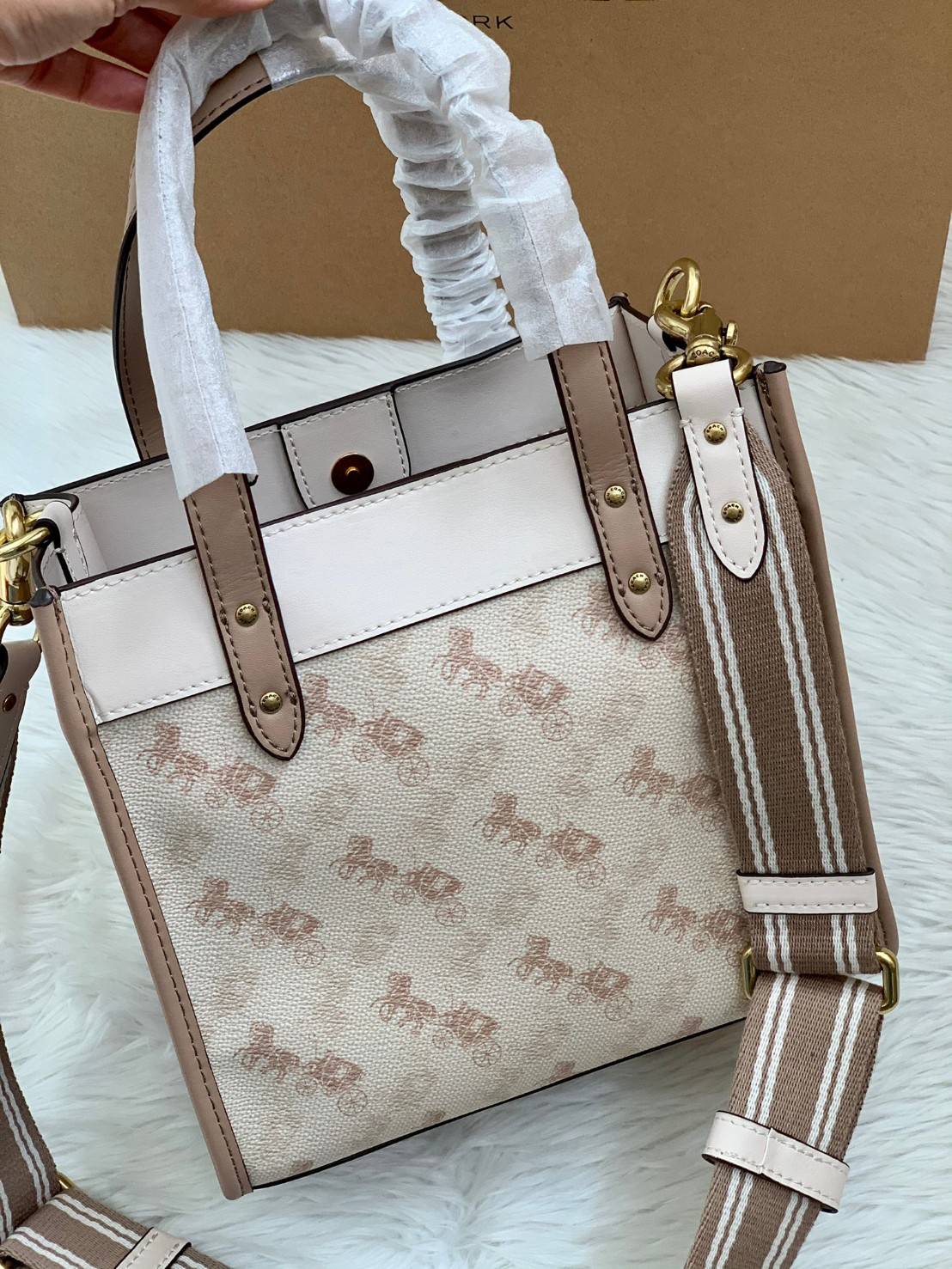 COACH FIELD TOTE 22 WITH HORSE AND CARRIAGE PRINT พร้อมส่งความสวยค่ะ! กระเป๋าทรง Tote หนังแท้อย่างดี นิ่มมือดีมากๆค่ะ ตัวกระเป๋าปริ้นลายรถม้าทั้งใบตัดขอบลายCด้านข้างได้อย่างสวยงามทีเดียว ปากกระเป๋าเปิดปิดแบบกระดุมแม่เหล็ก ภายในกว้างใส่ของจำเป็นได้ครบ มีช่
